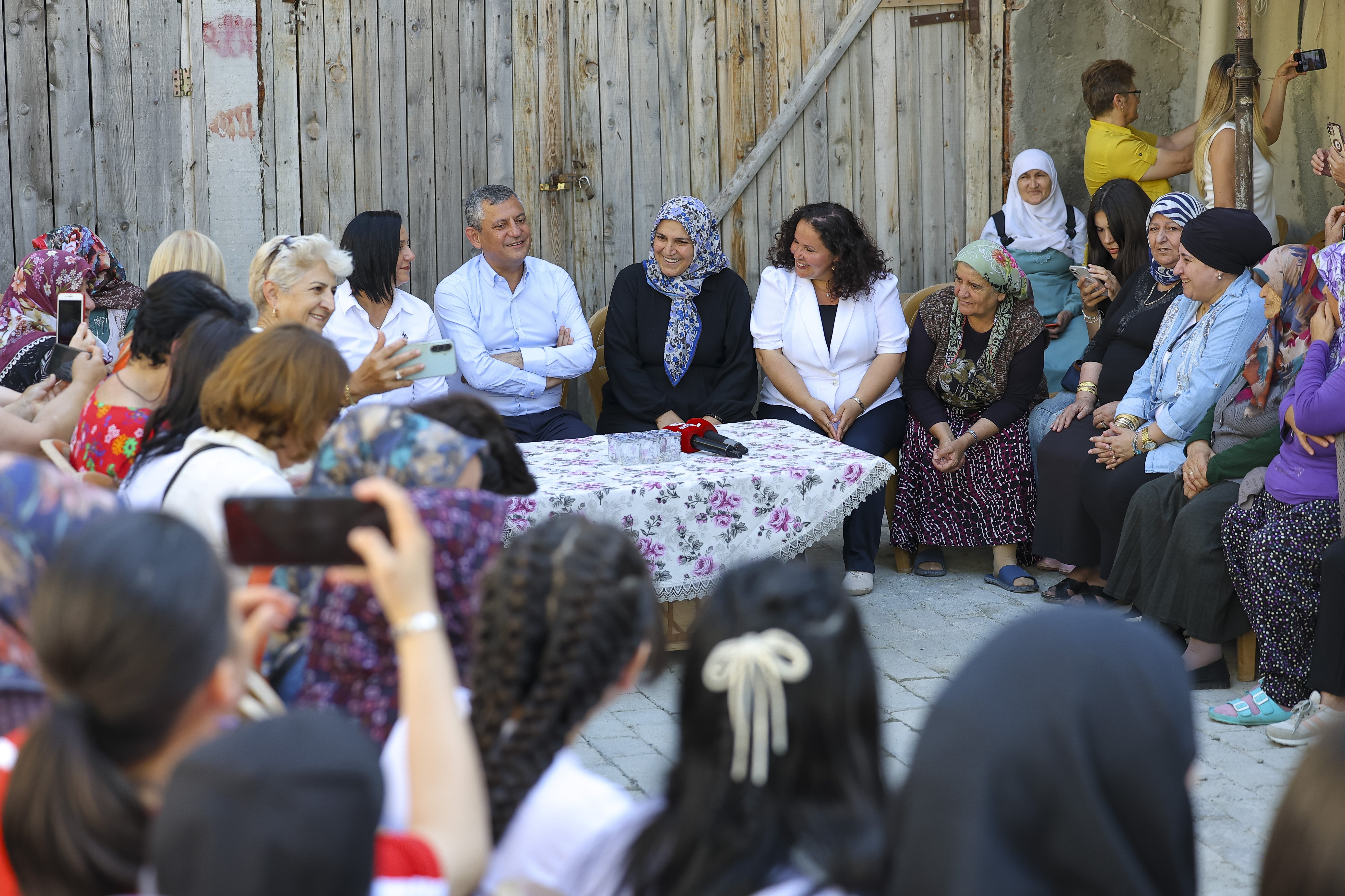 Özgür Özel vatandaşlarla sohbet ediyor