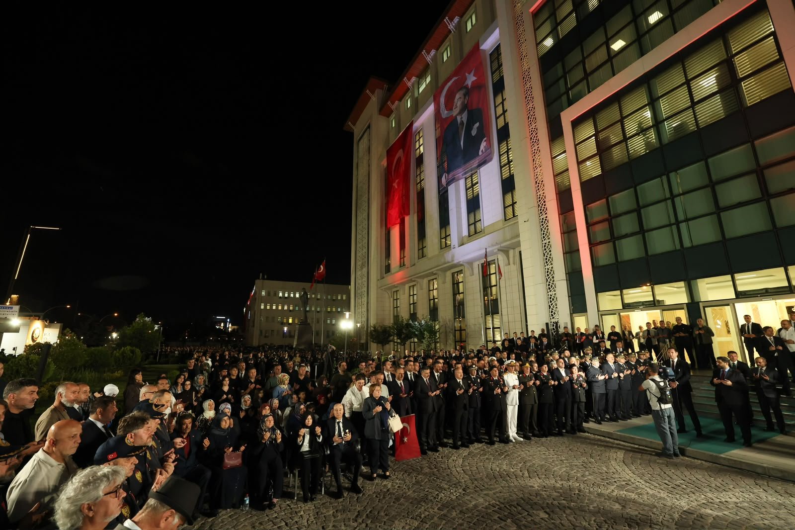 İçişleri Bakanı Mustafa Çiftçi karanfil bırakıyor