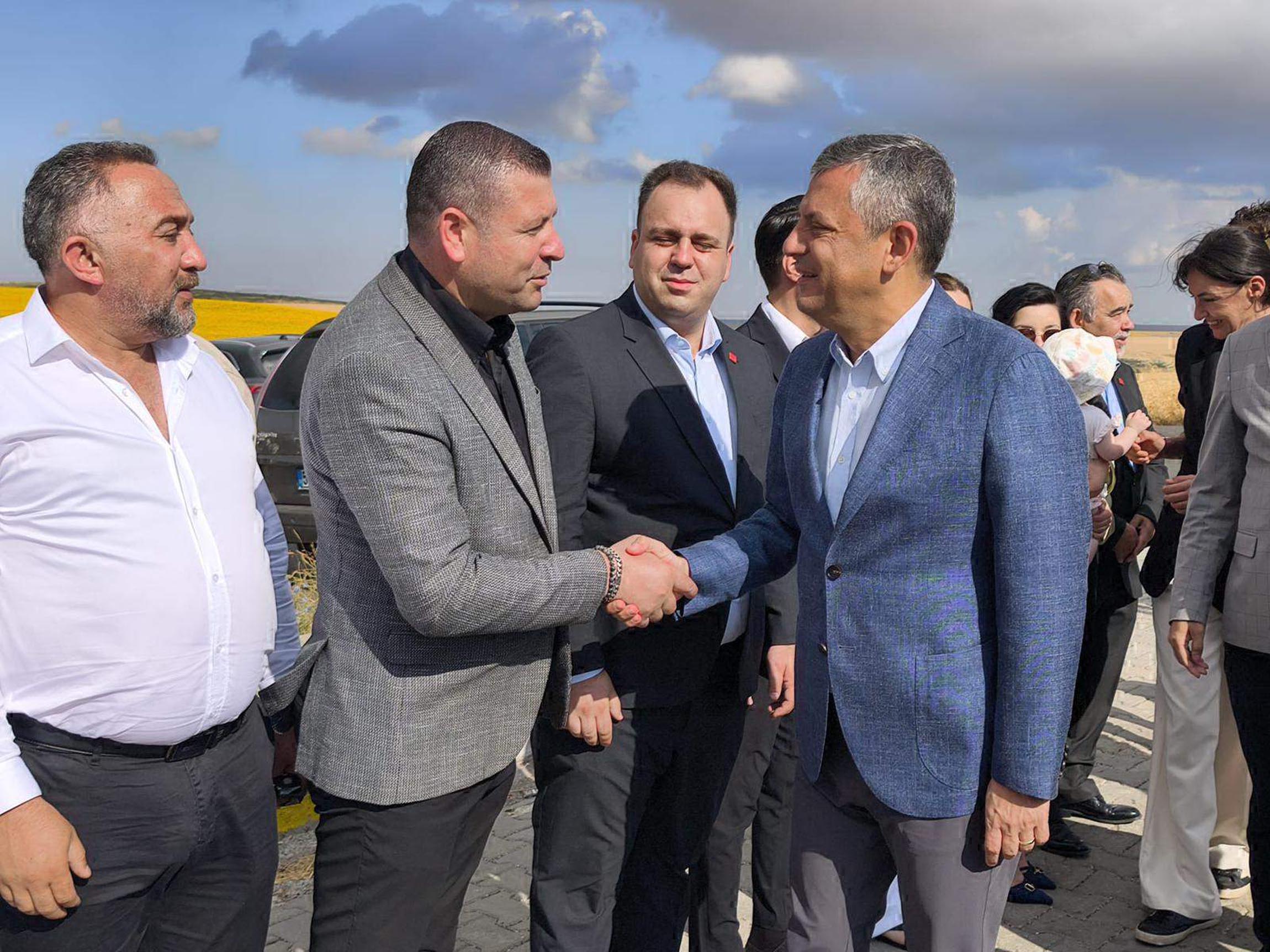 Cezaevi önünde bekleyen partililer