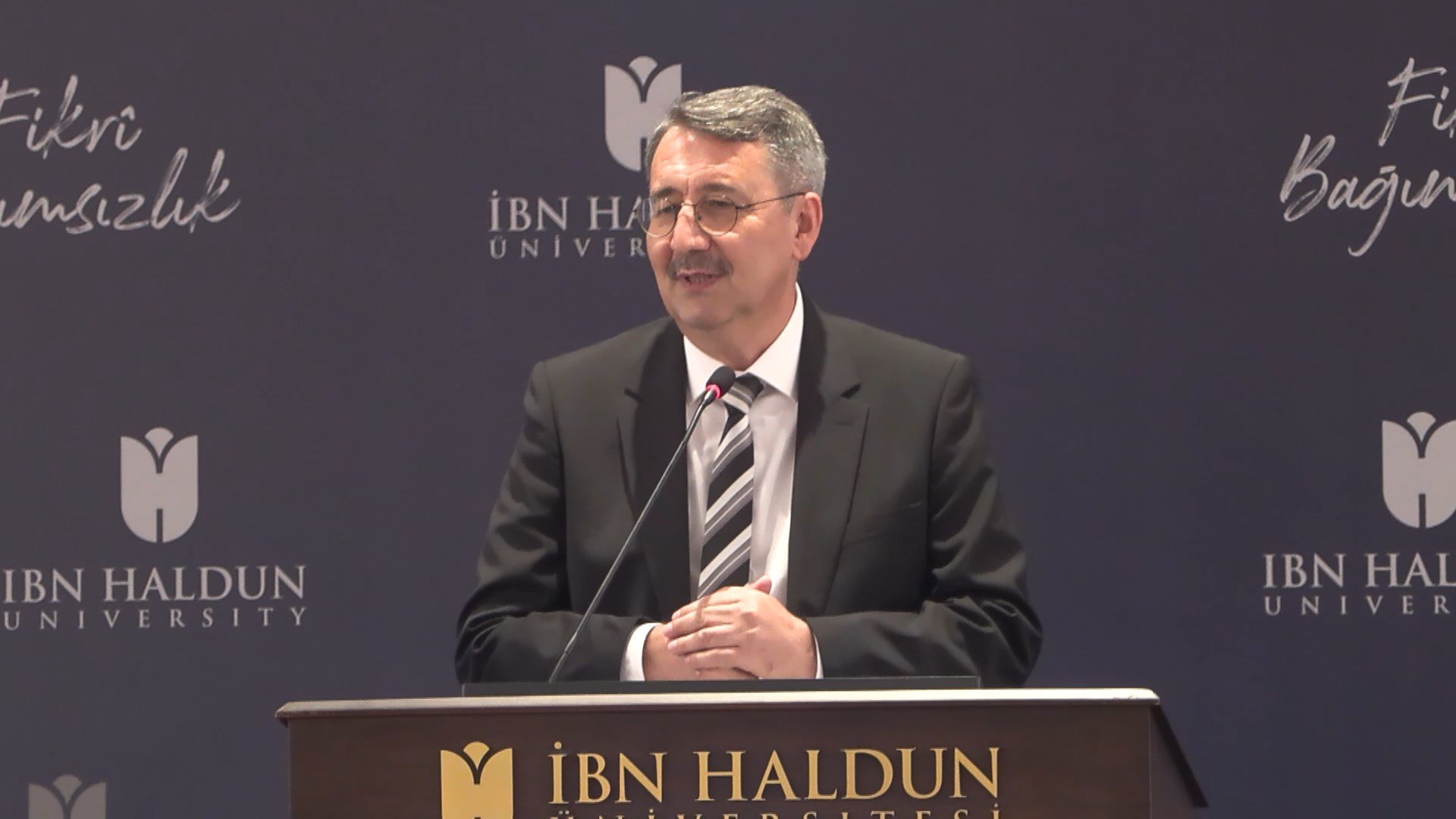 İbn Haldun Üniversitesi Rektörü Atilla Arkan YÖKAK belgesi