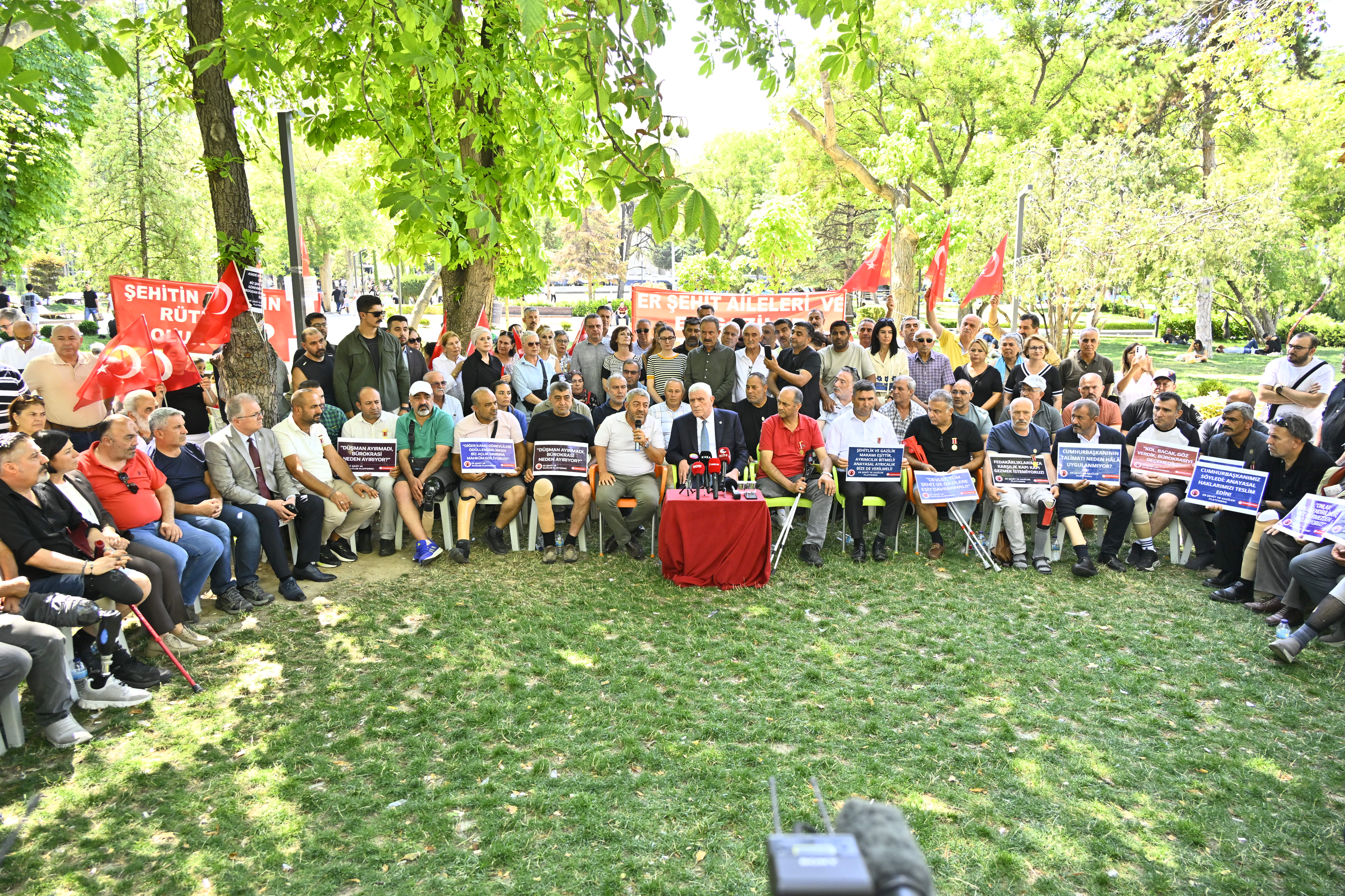 Müsavat Dervişoğlu ve gaziler