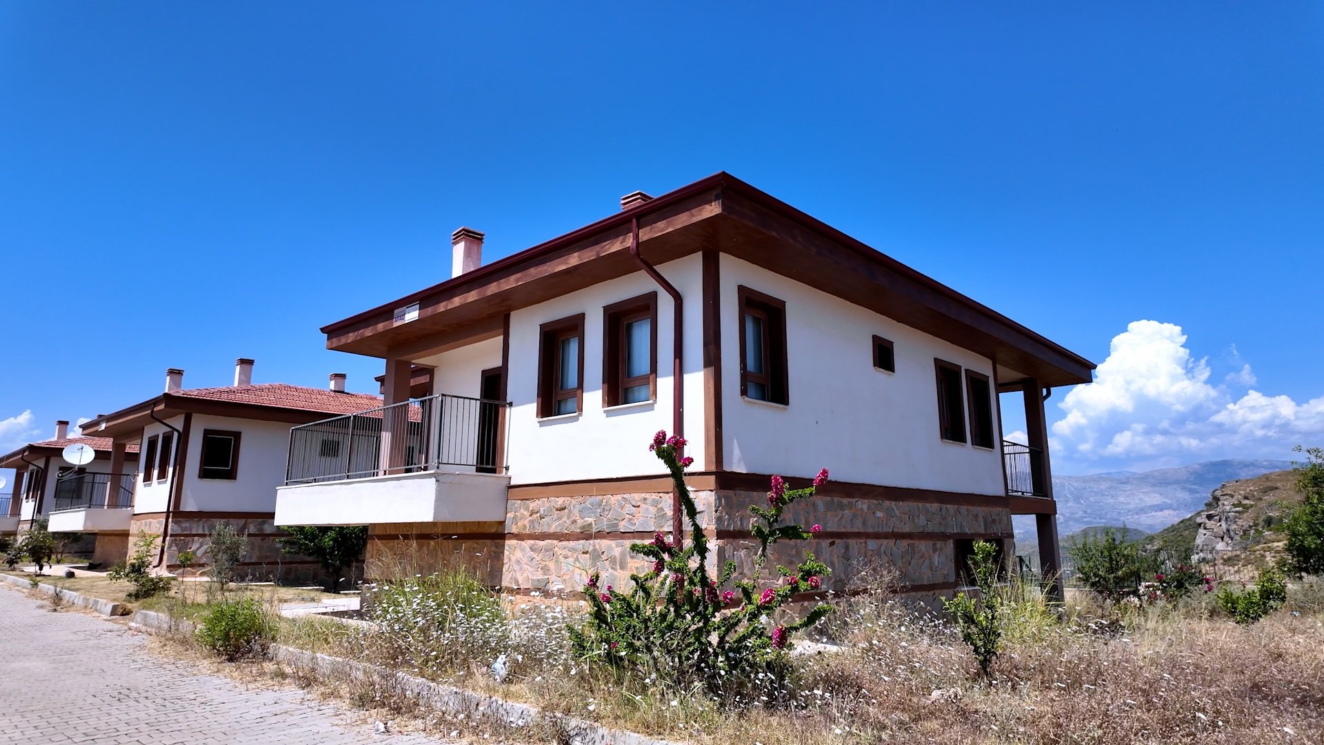 Manavgat yangını sonrası TOKİ tarafından inşa edilen modern köy evleri.
