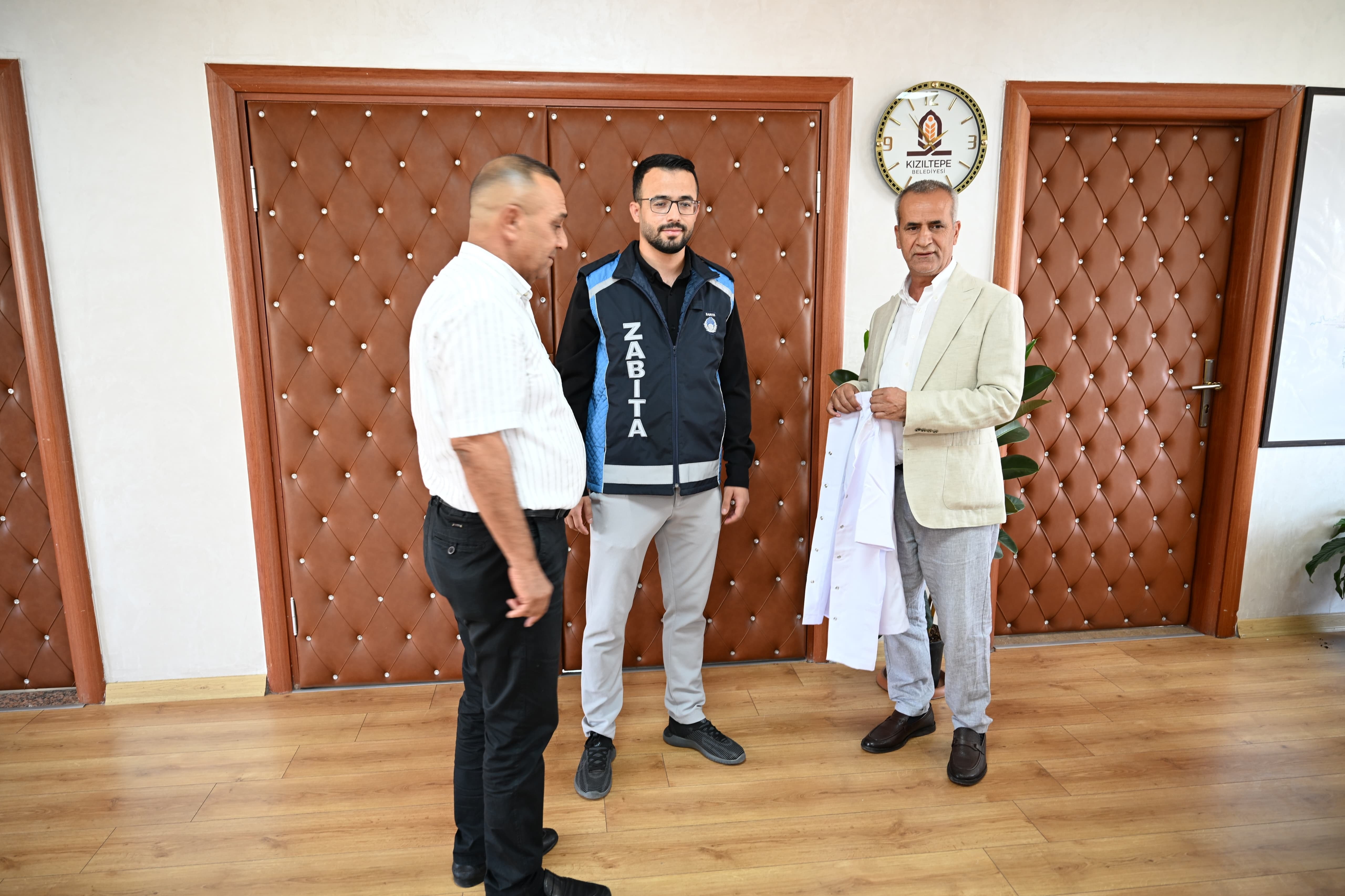 Şemsettin Demir doktor önlüğüyle