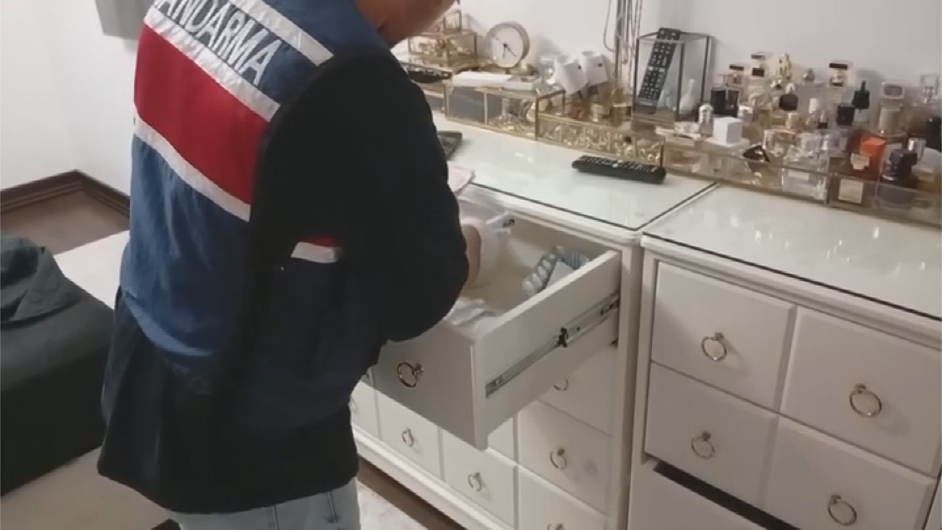 Operasyonda ele geçirilen altın ve para