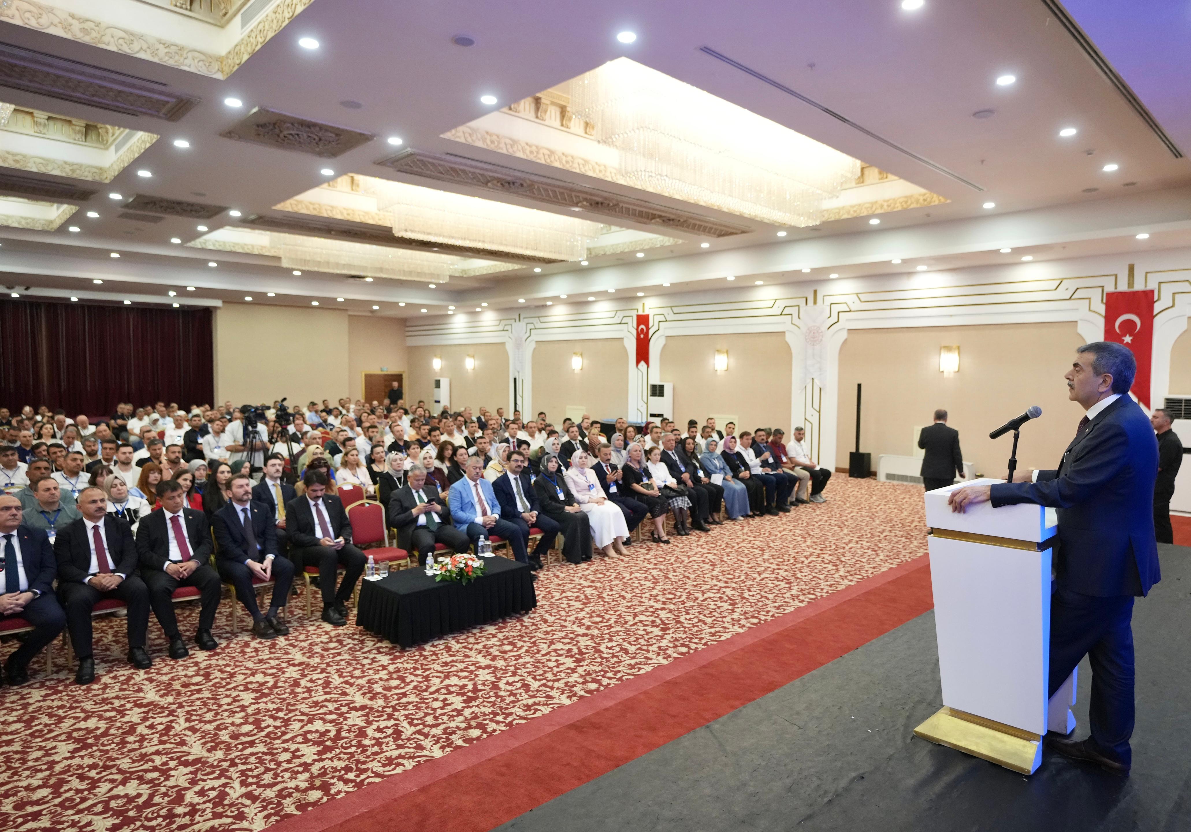 Bakan Yusuf Tekin, oryantasyon programı sonrası öğretmenlerle hatıra fotoğrafı çektirdi.