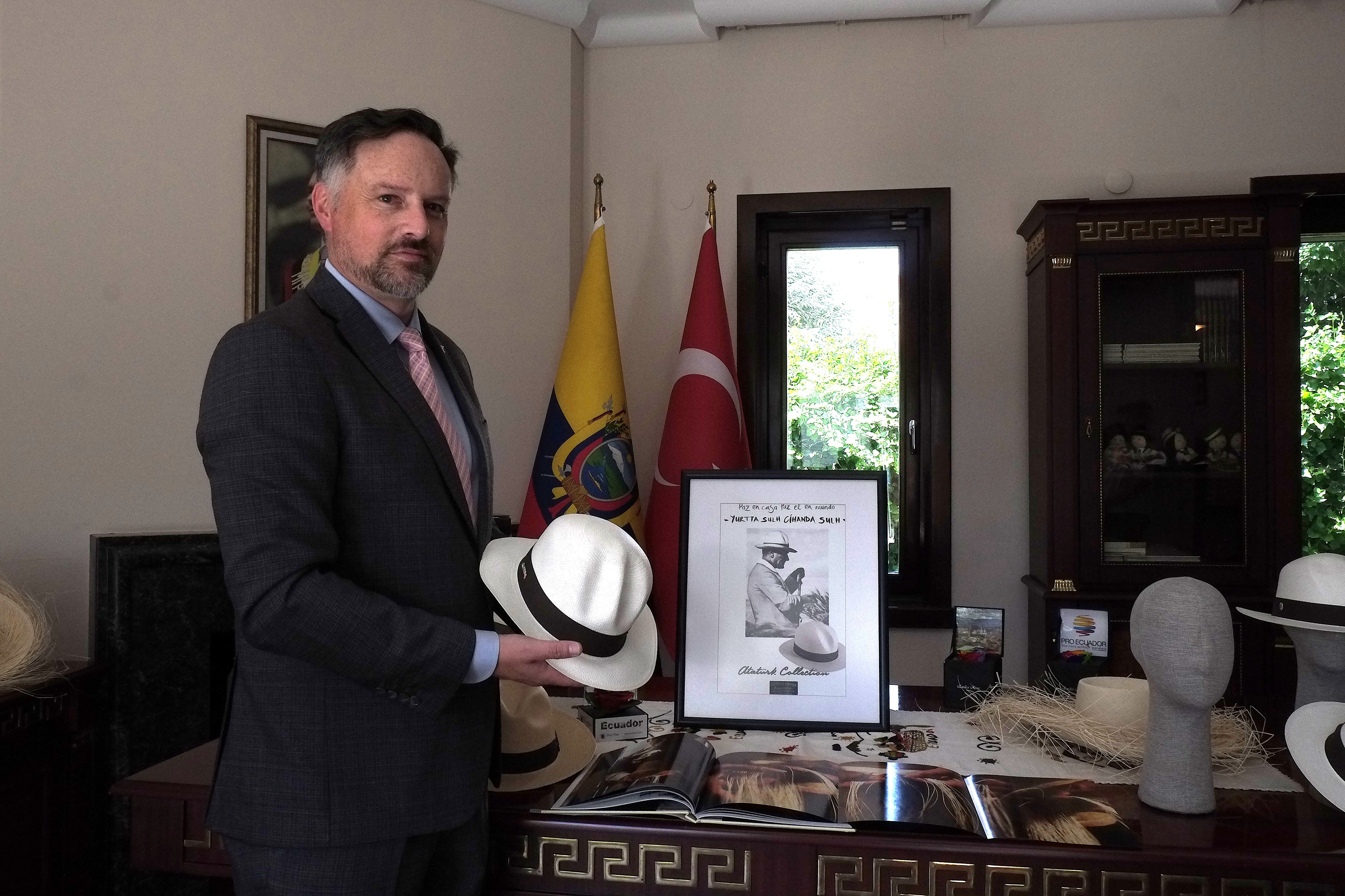 Ekvador Büyükelçisi Panama Şapkası