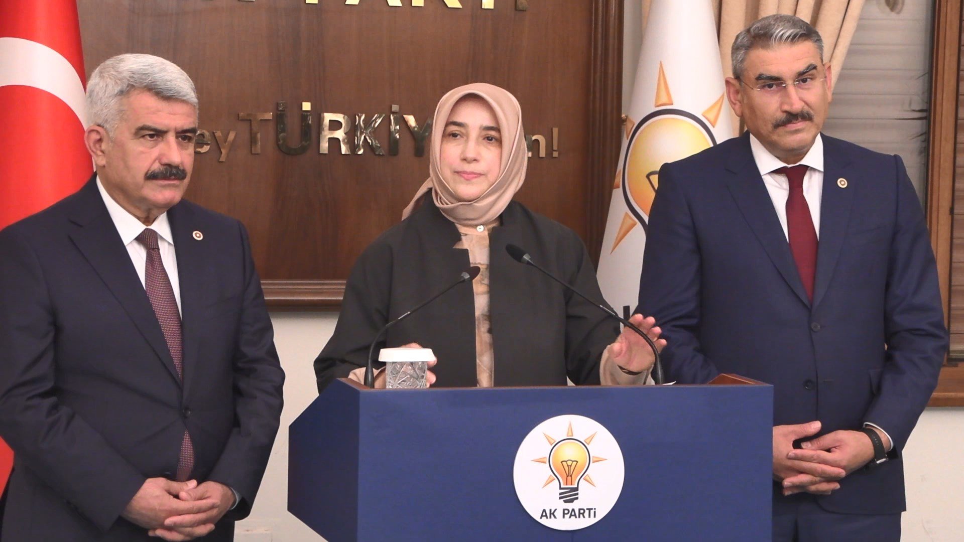 AK Parti Grup Başkan Vekili Özlem Zengin, basın toplantısında kanun teklifini açıklıyor.