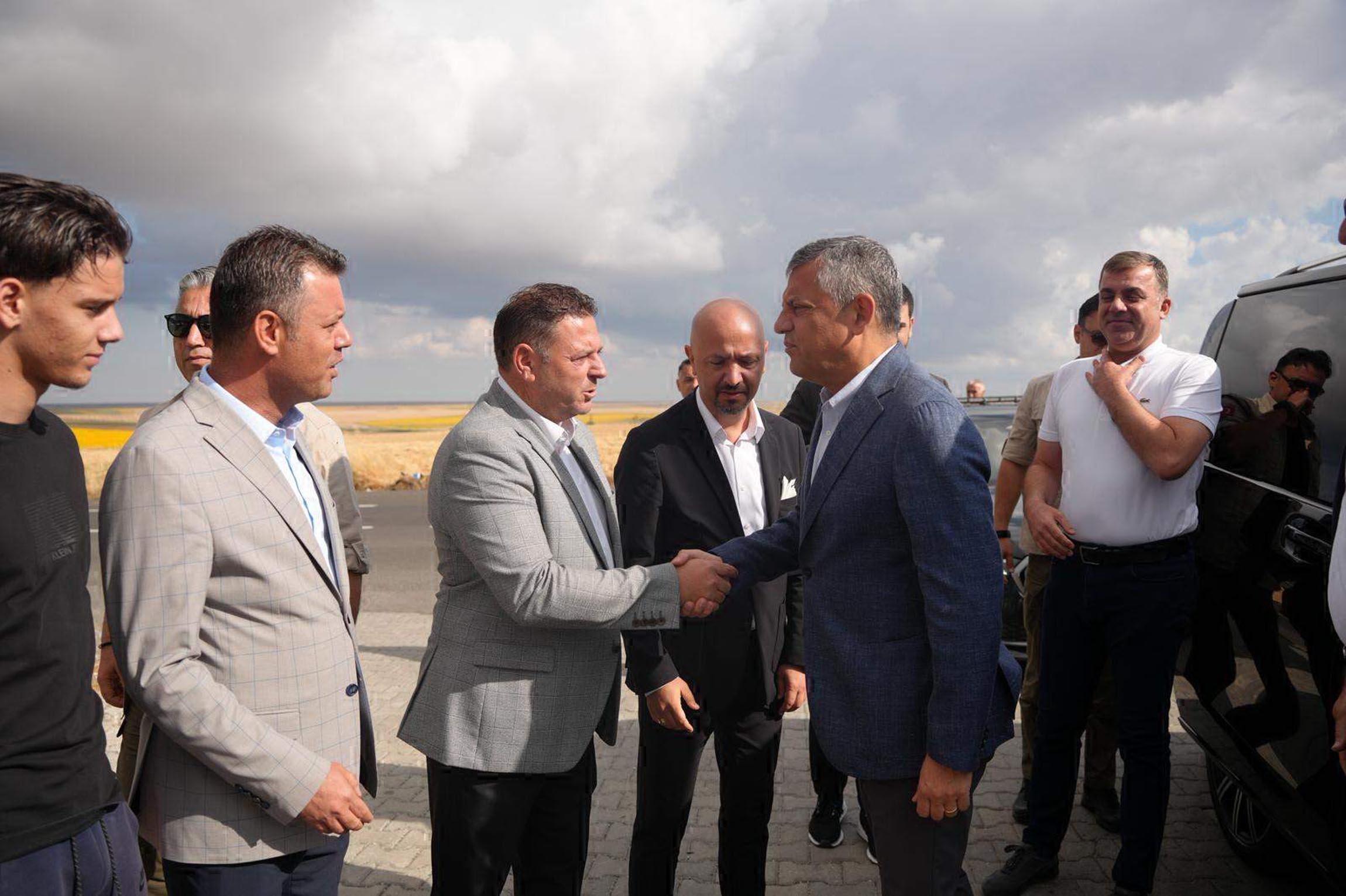 CHP lideri Özgür Özel cezaevi önünde