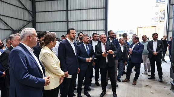 Arnavutköy Belediye Başkanı Mustafa Candaroğlu, ARFALT tesisi açılışında konuşuyor.
