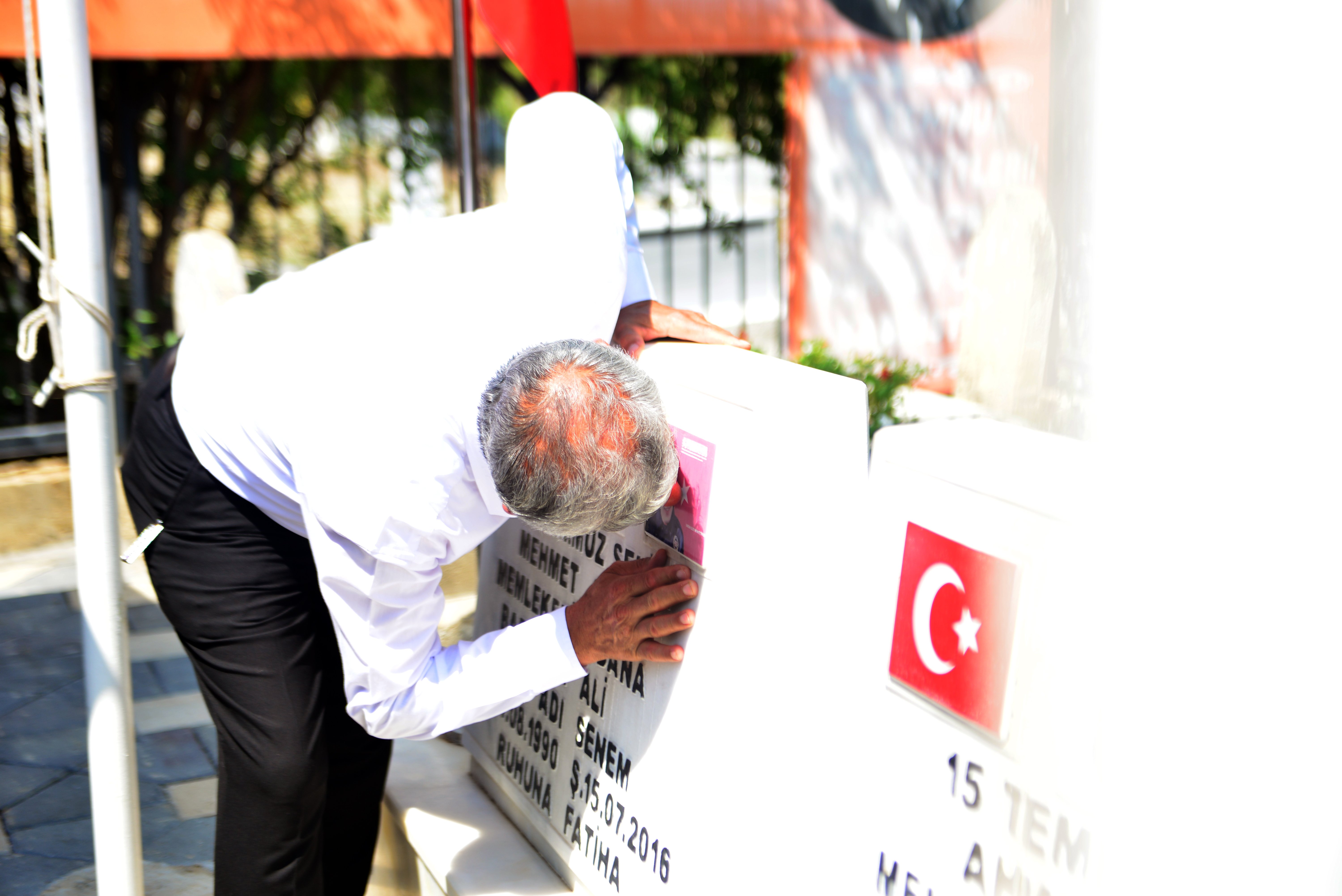 Hacı Ali Oruç şehit oğullarının mezarında dua ediyor