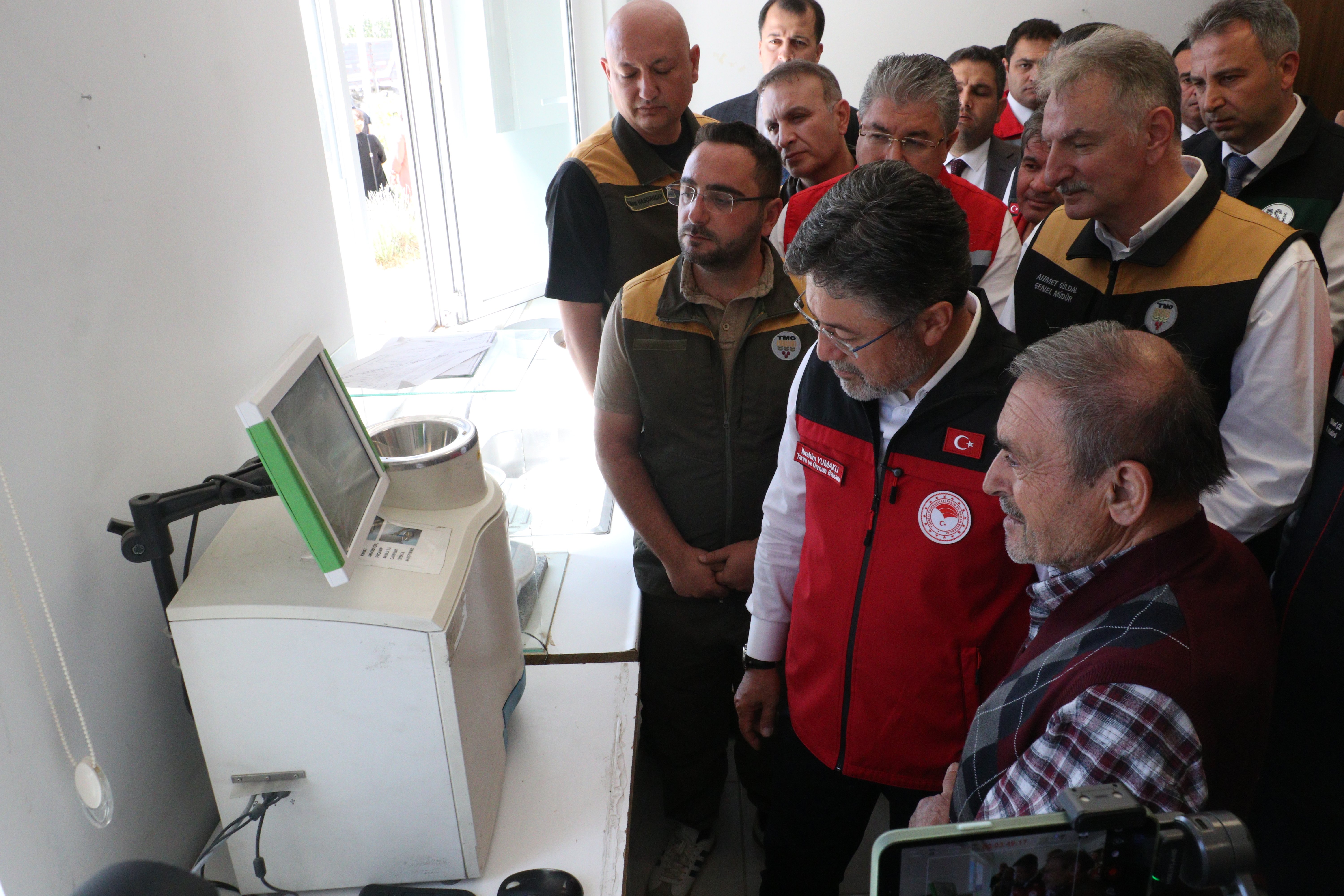 Bakan Yumaklı buğday kontrolü yapıyor