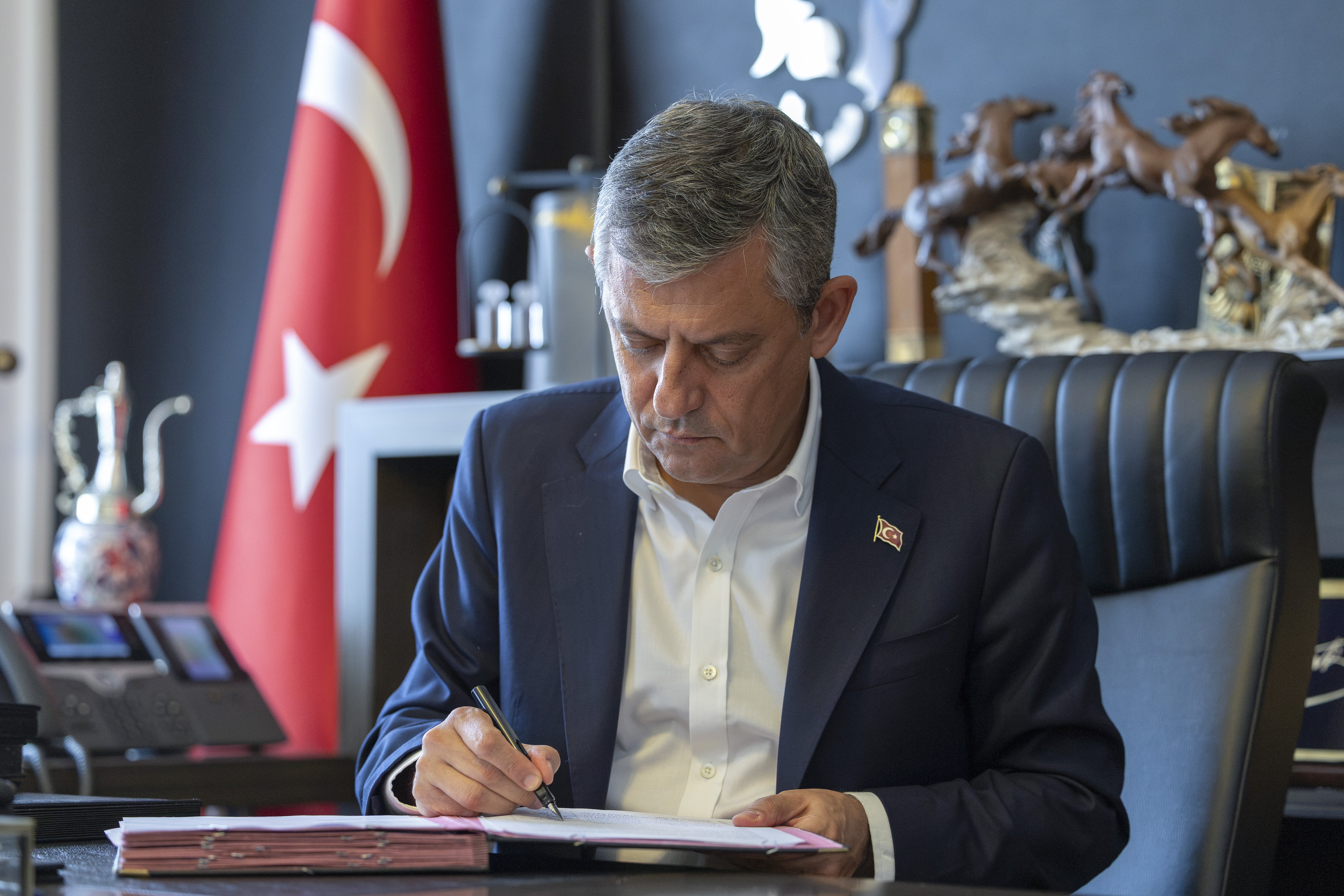 Özgür Özel Yozgat traktör fotoğrafı ve Yeni Parti logosu