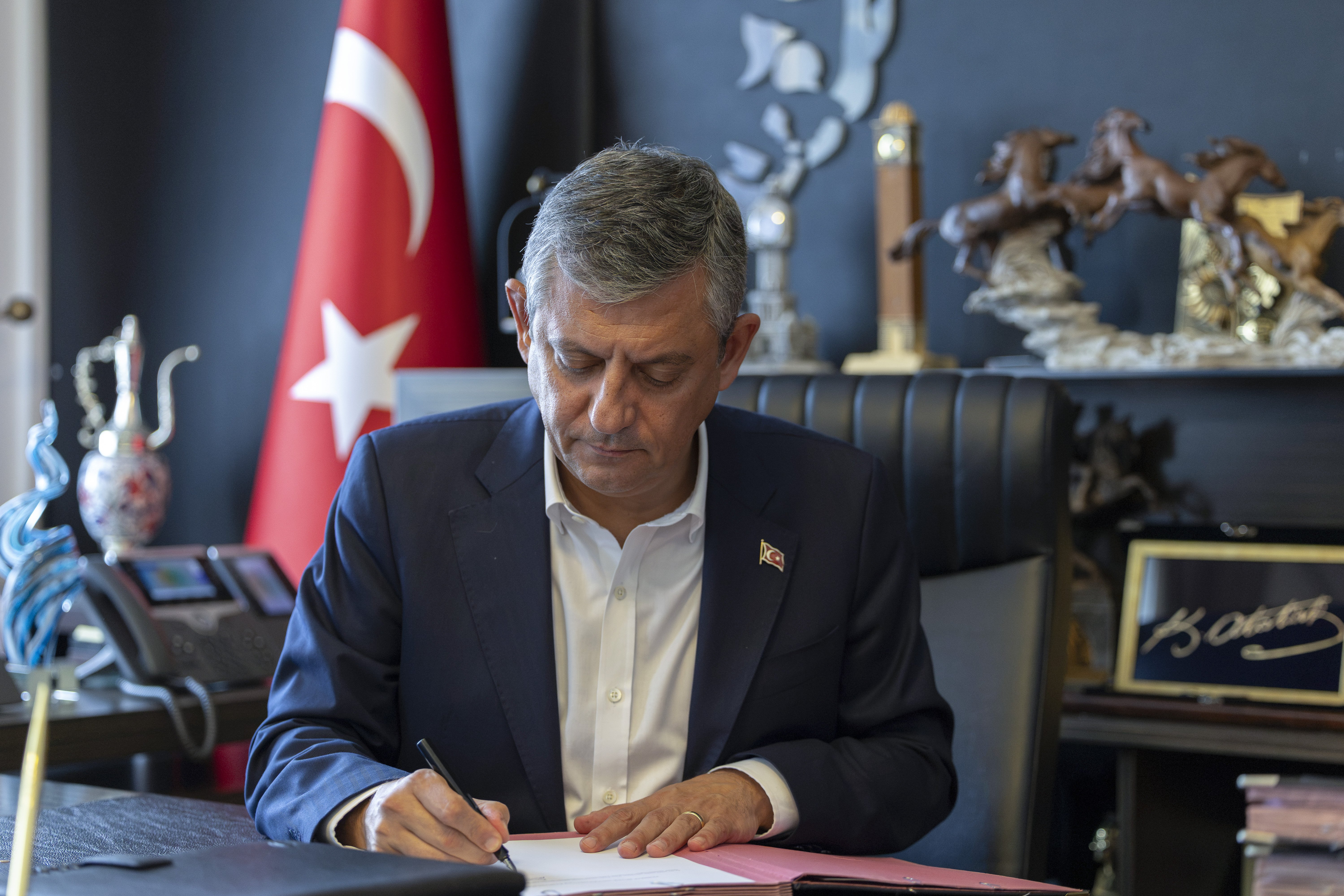 Özgür Özel Yeni Parti kuruluş evraklarını imzalıyor