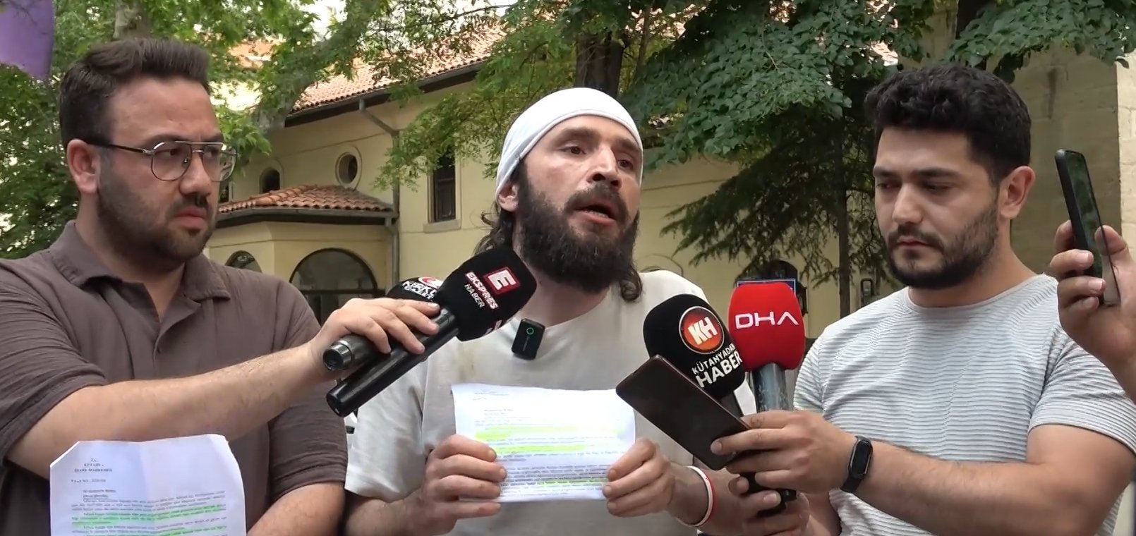 Kütahya büfe krizi esnaf Gökhan Gökpunar kendini zincirledi