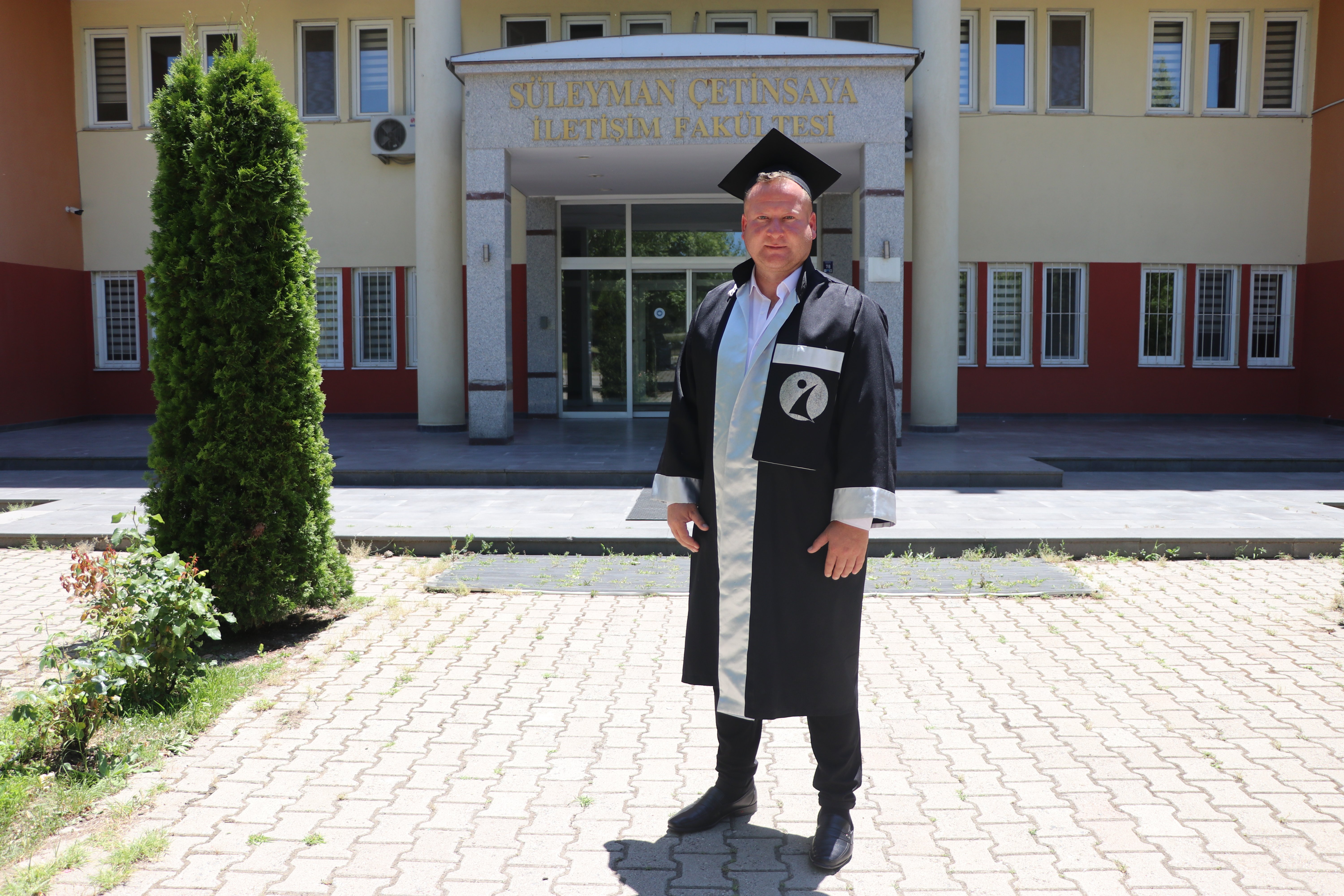 Bekir Akgüneş mezuniyet sevinci