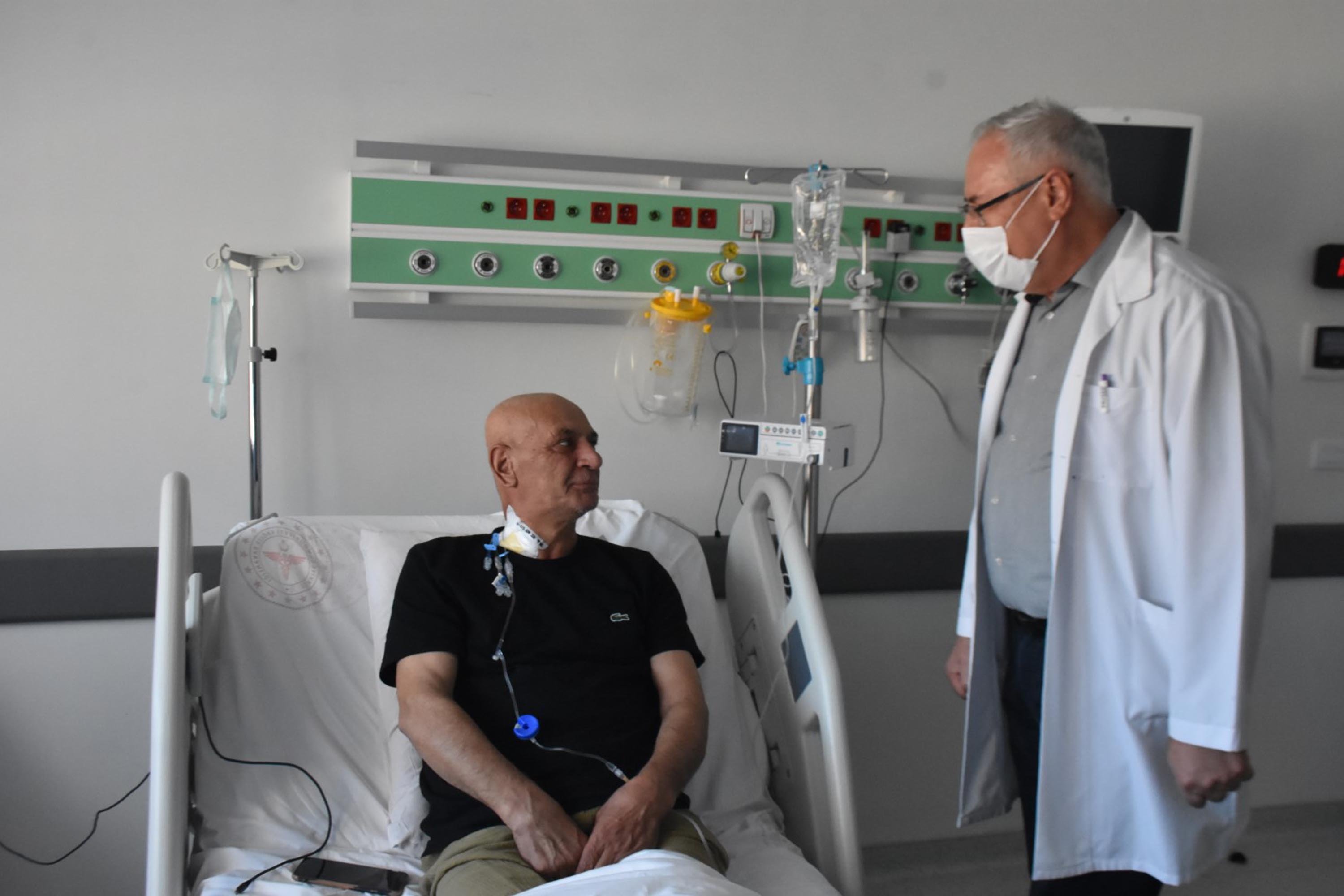 Kemik iliği kanseri tedavisi gören Şeref Çapkın hastane odasında