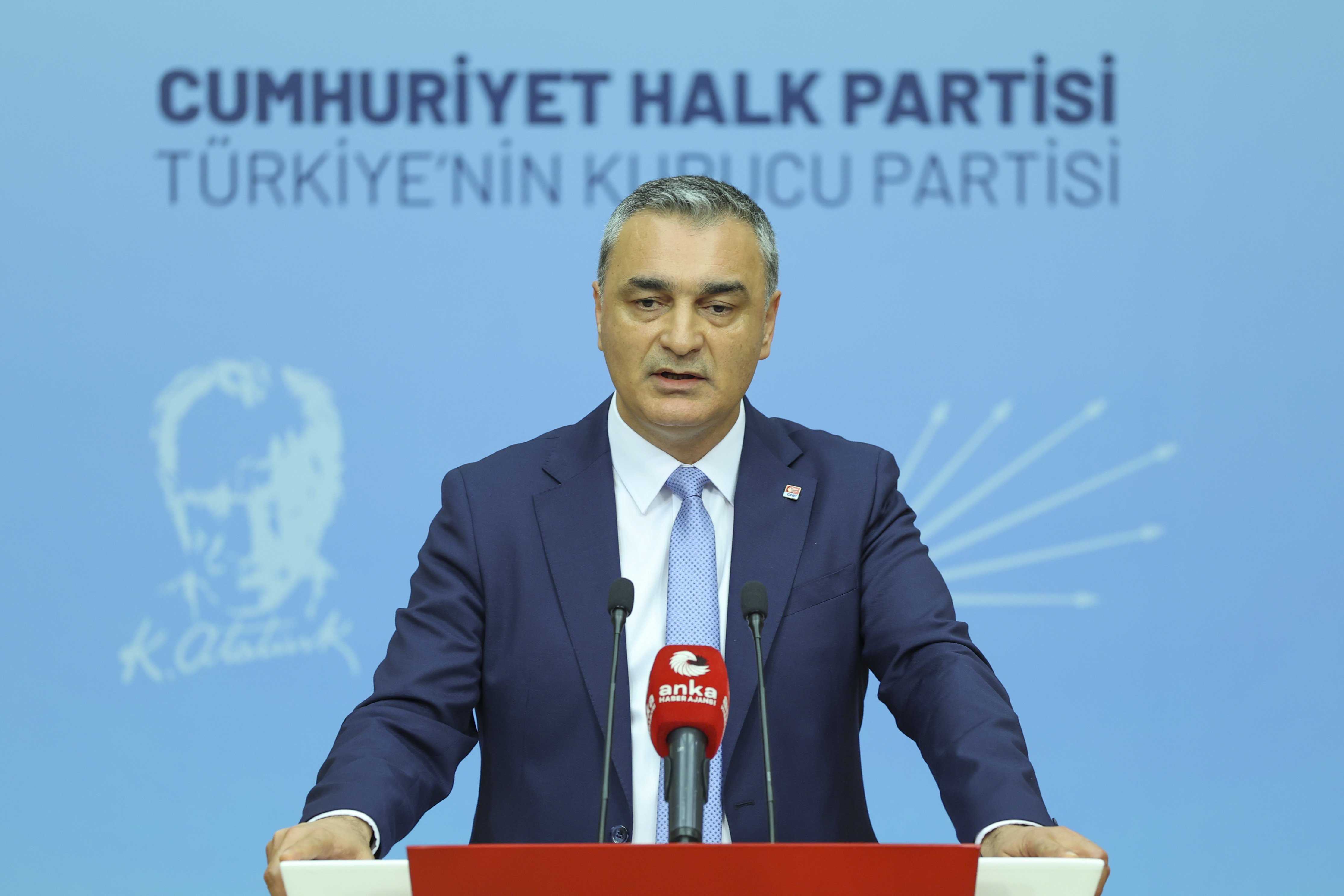 Müslim Sarı açıklama yapıyor