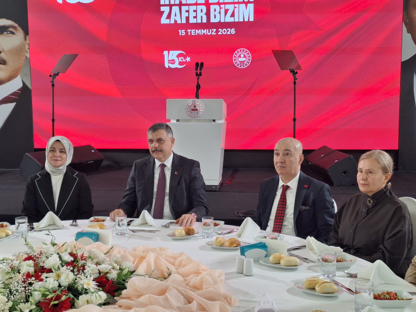Bakan Çiftçi 15 Temmuz şehit aileleriyle bir arada