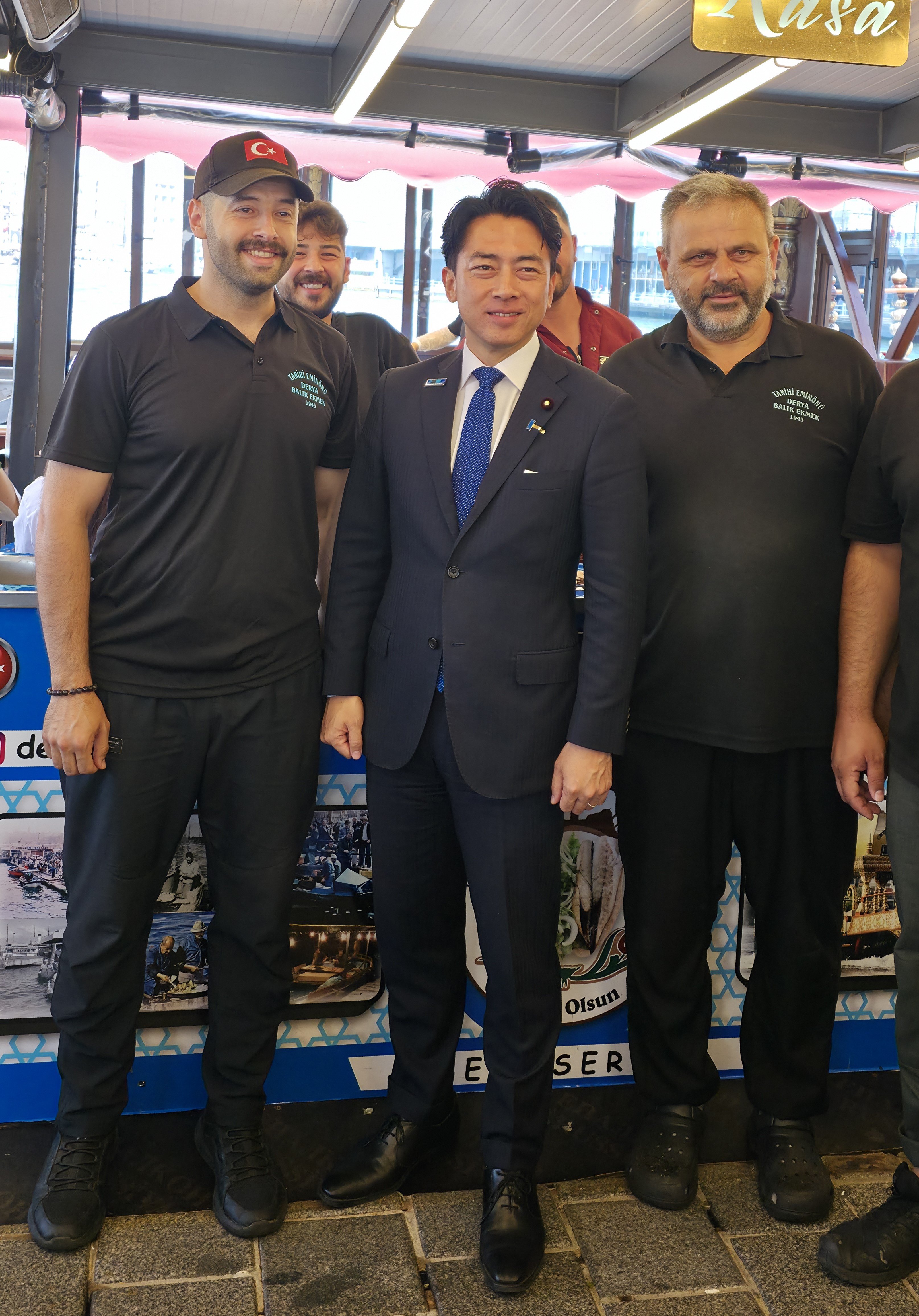 Japonya Savunma Bakanı Koizumi vatandaşlarla sohbet ediyor