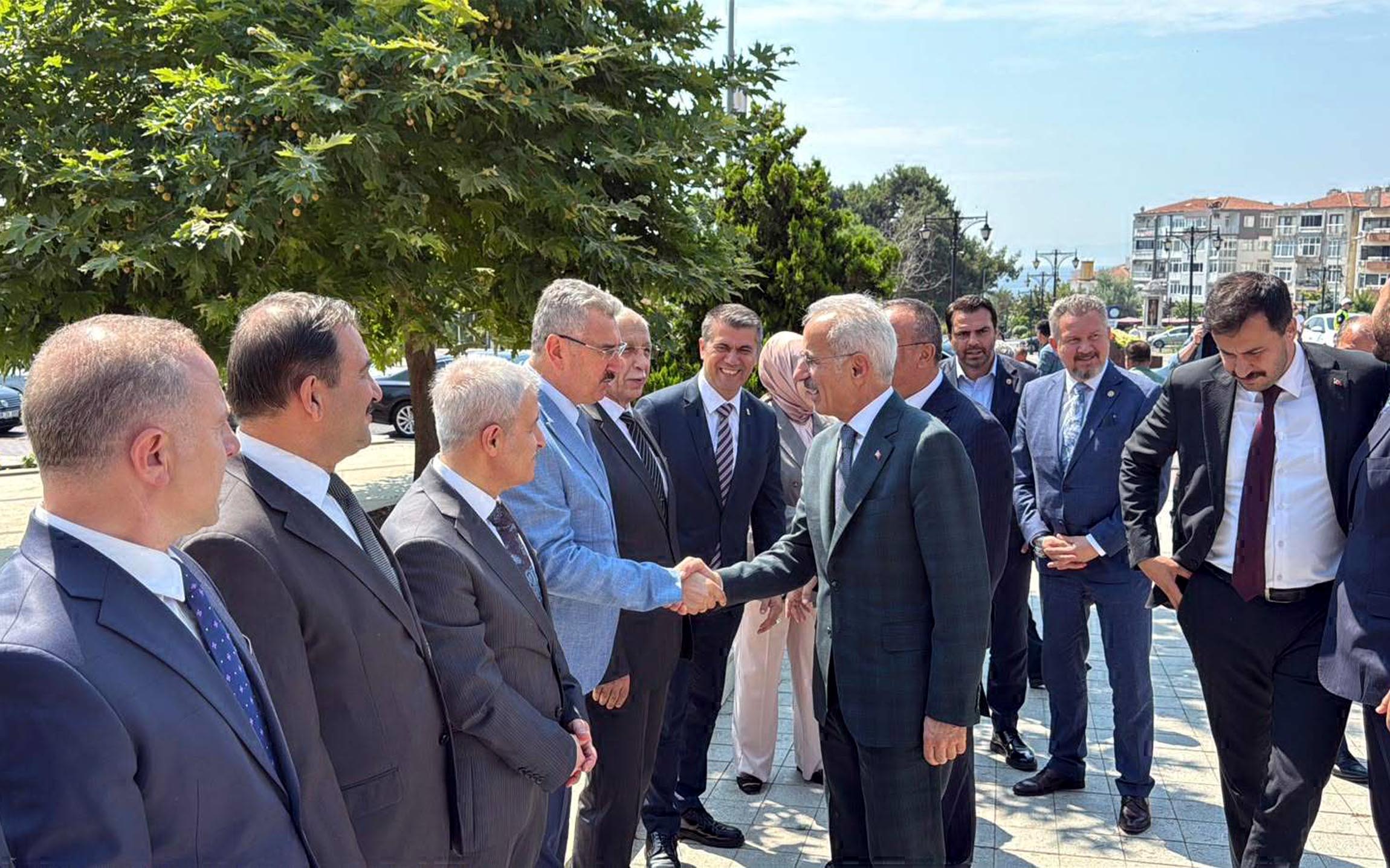 Bakan Uraloğlu selamlaşırken