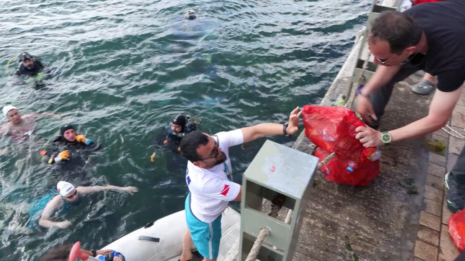 Deniz temizliği sırasında dalgıçlar