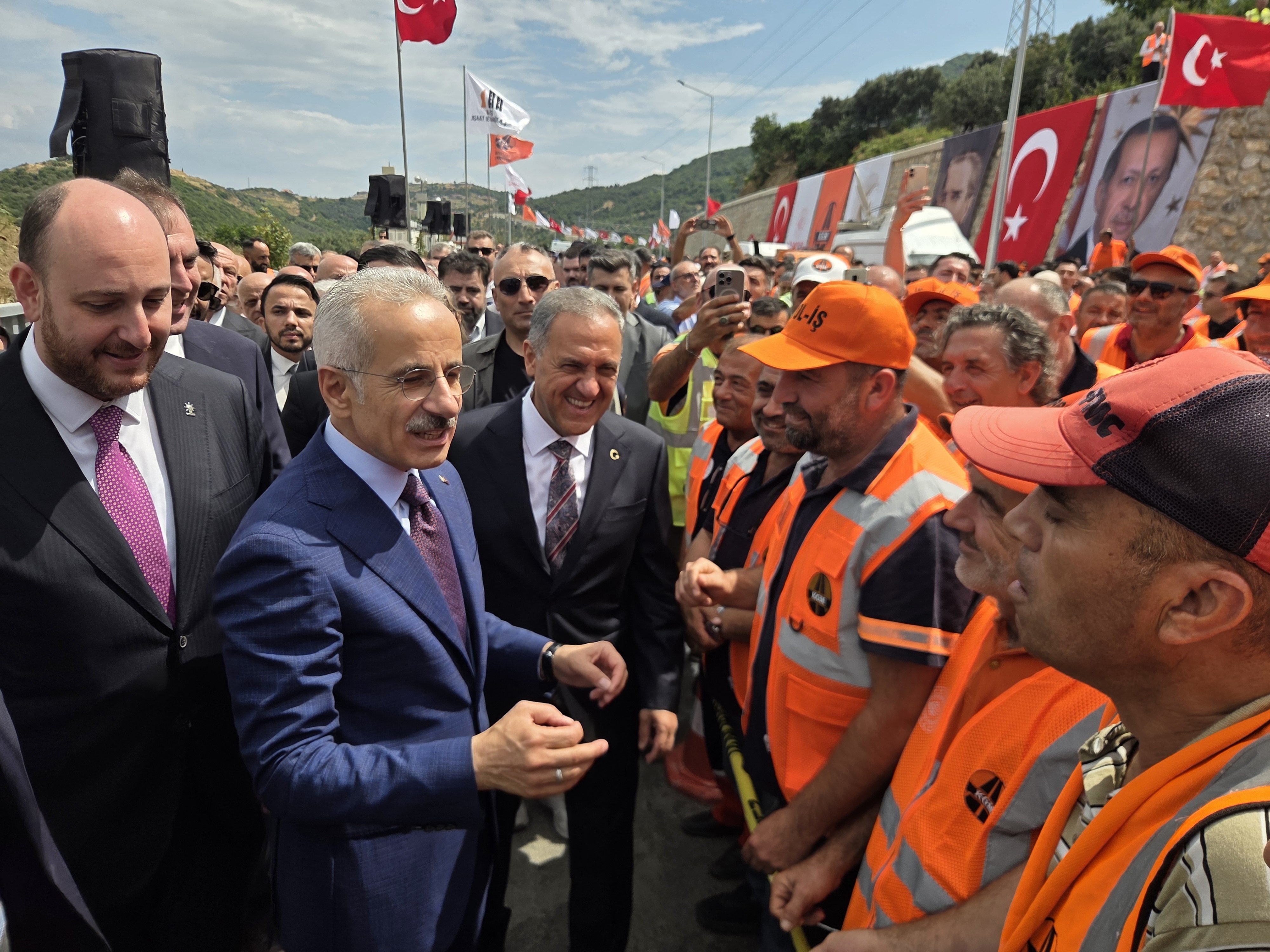 Bakan Uraloğlu Yalova-Armutlu Yolu açılışında konuşma yapıyor