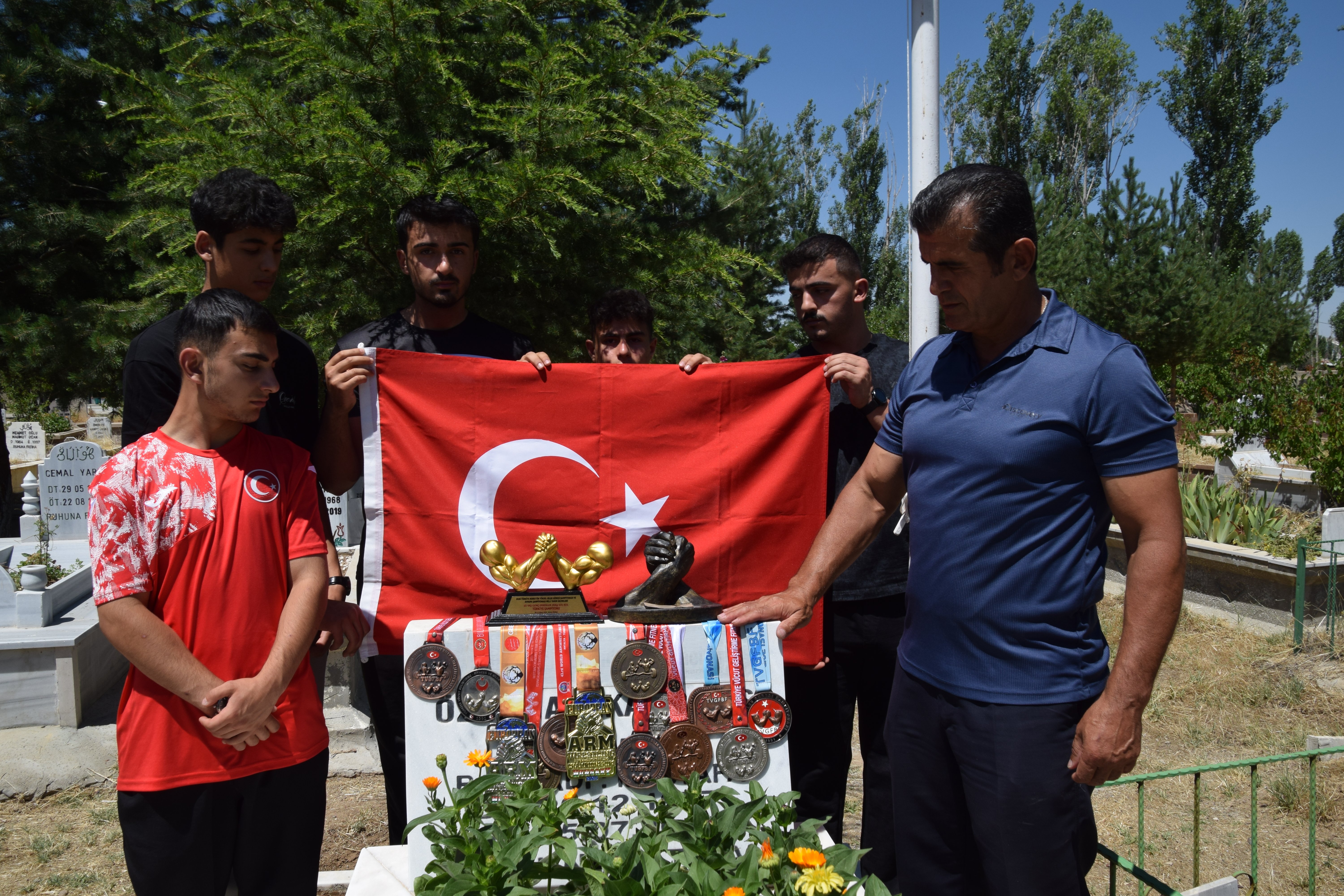 Milli antrenör İzzet Şevketoğlu konuşurken
