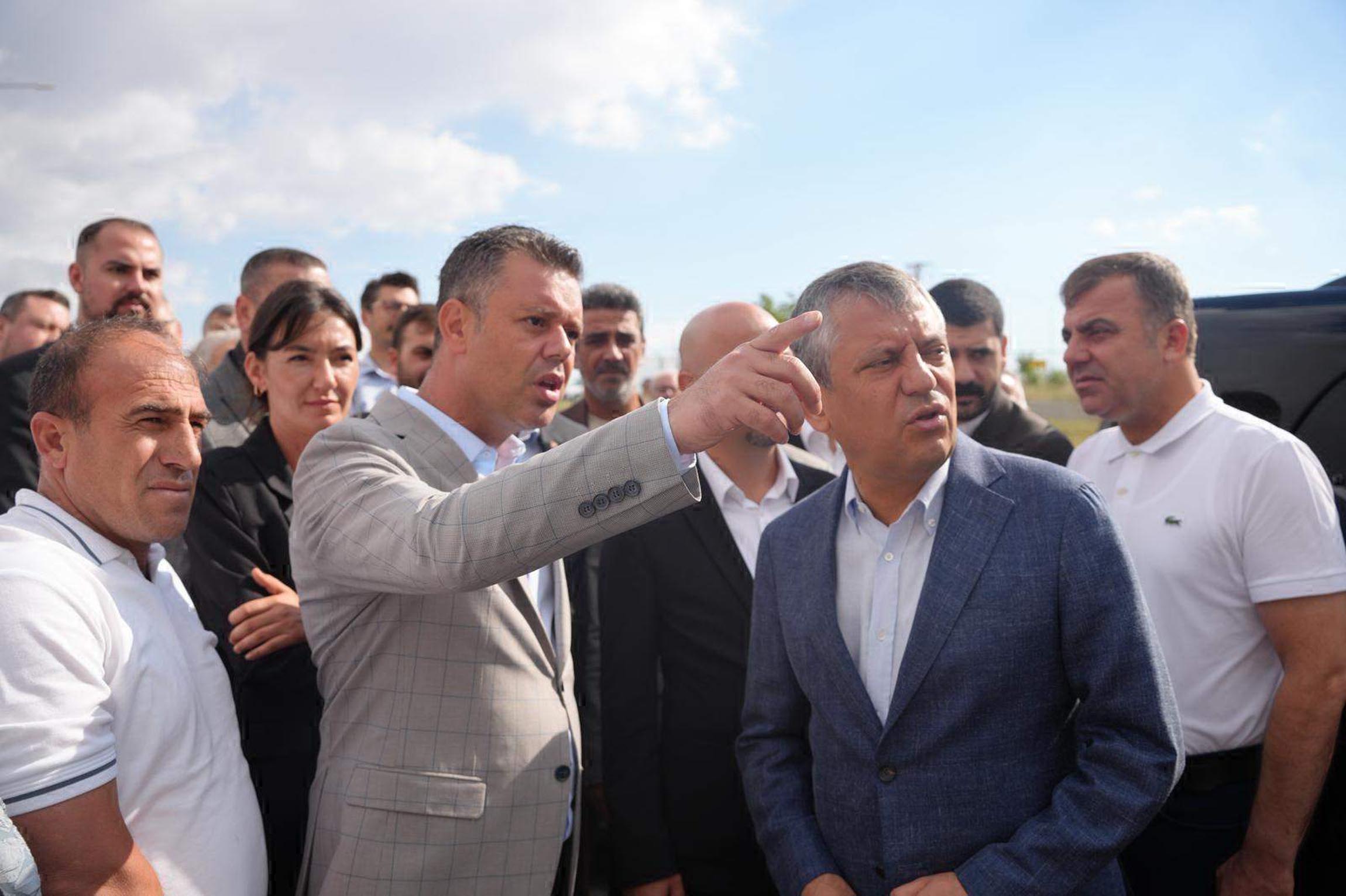 Özgür Özel görüşme sonrası cezaevinden ayrılırken