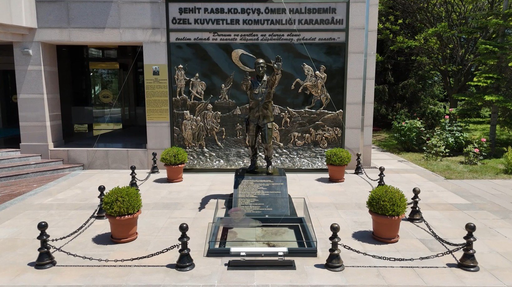 Ömer Halisdemir heykeli