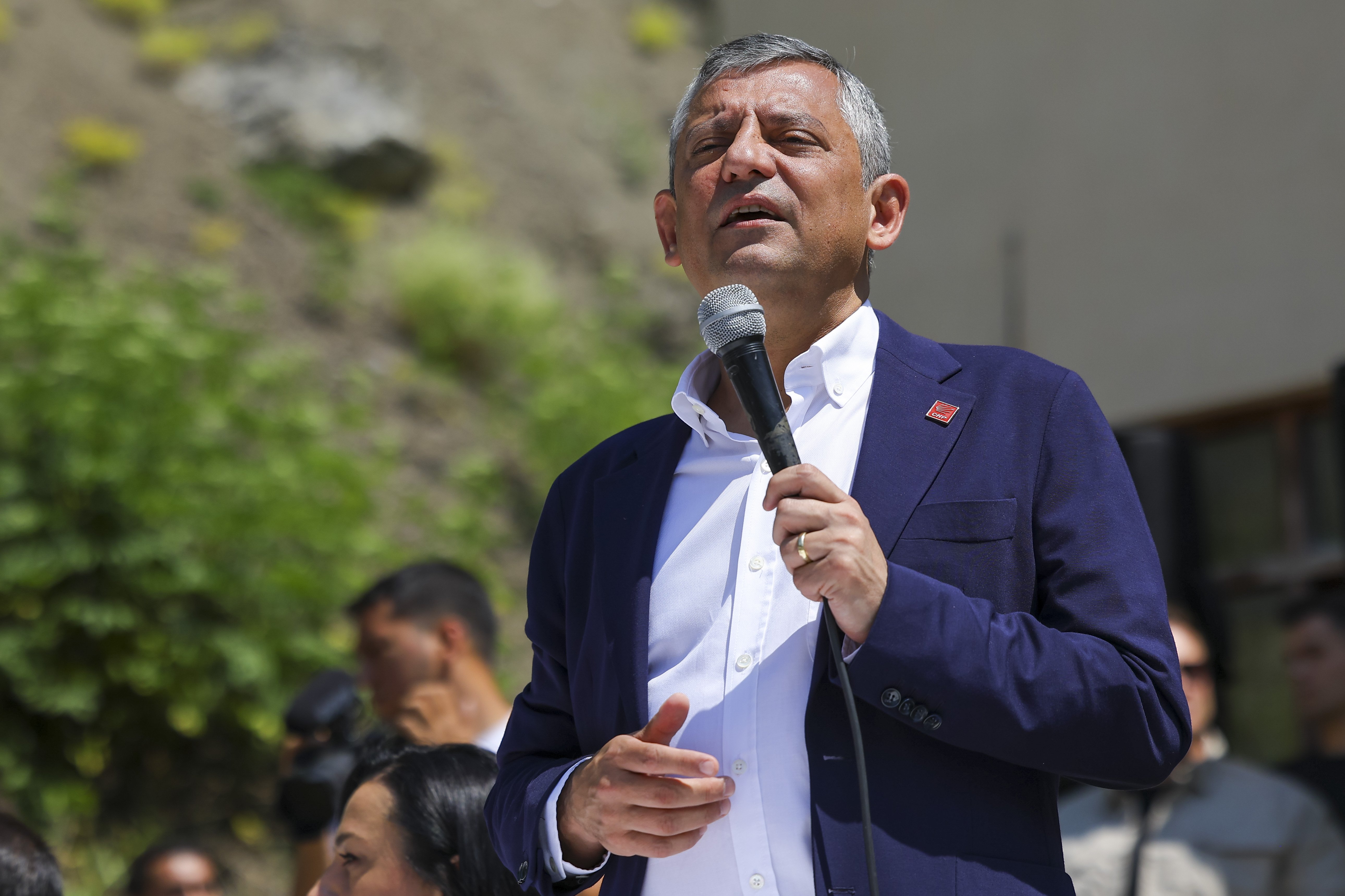 Özgür Özel orman köylüleriyle sohbet