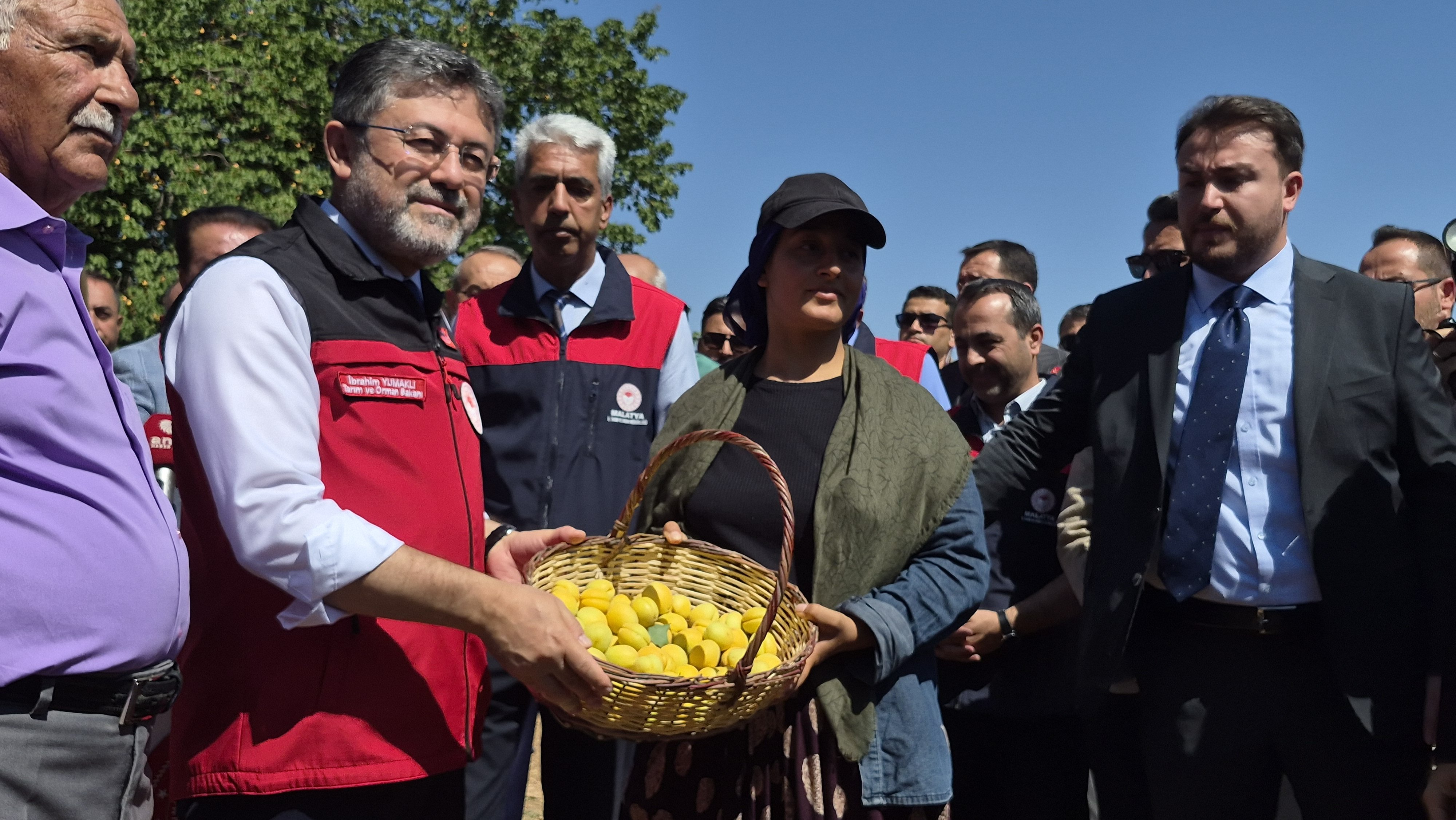 Bakan Yumaklı çiftçilerle sohbet ediyor