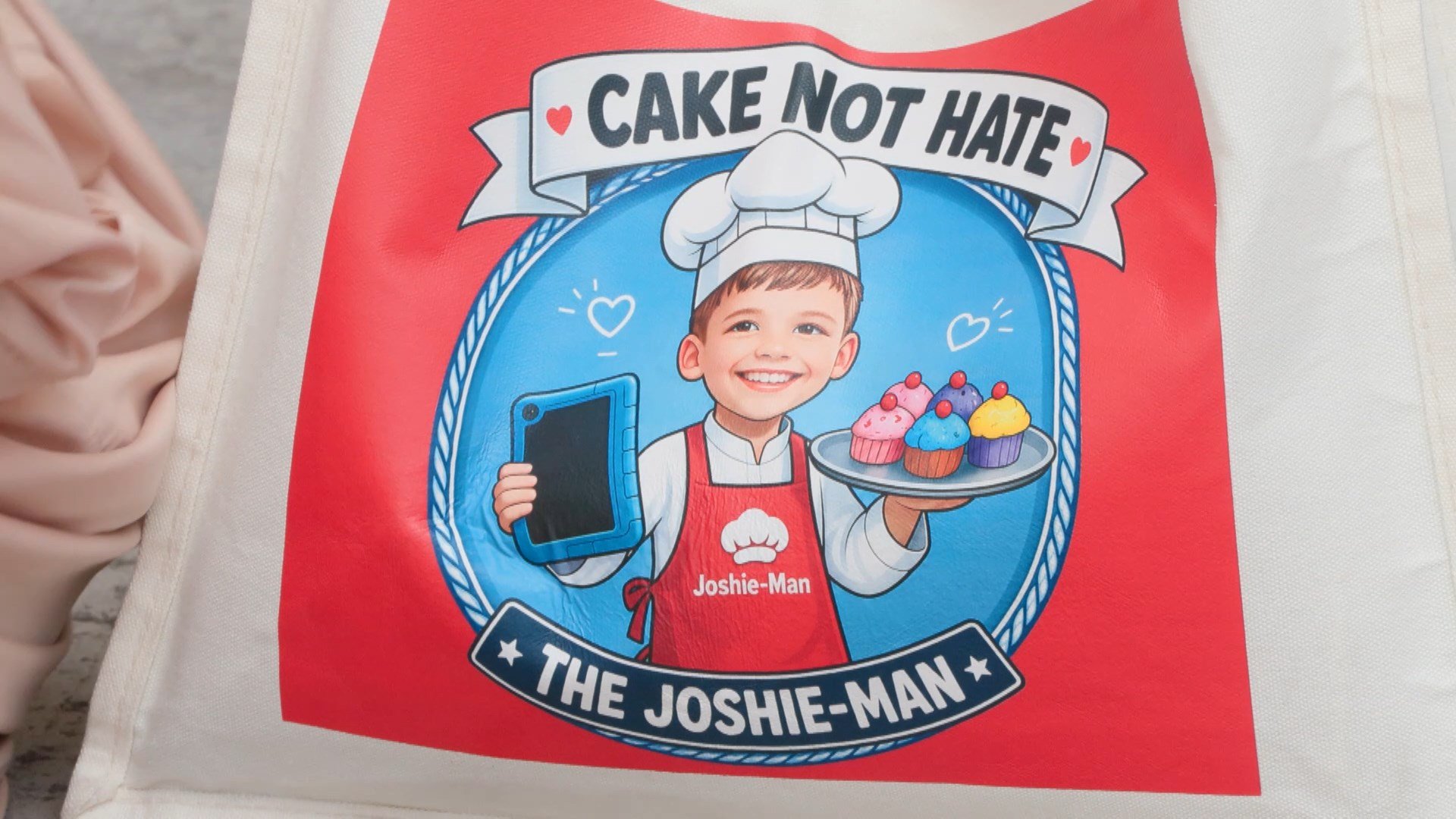 Joshie Filistinli çocuklarla el ele