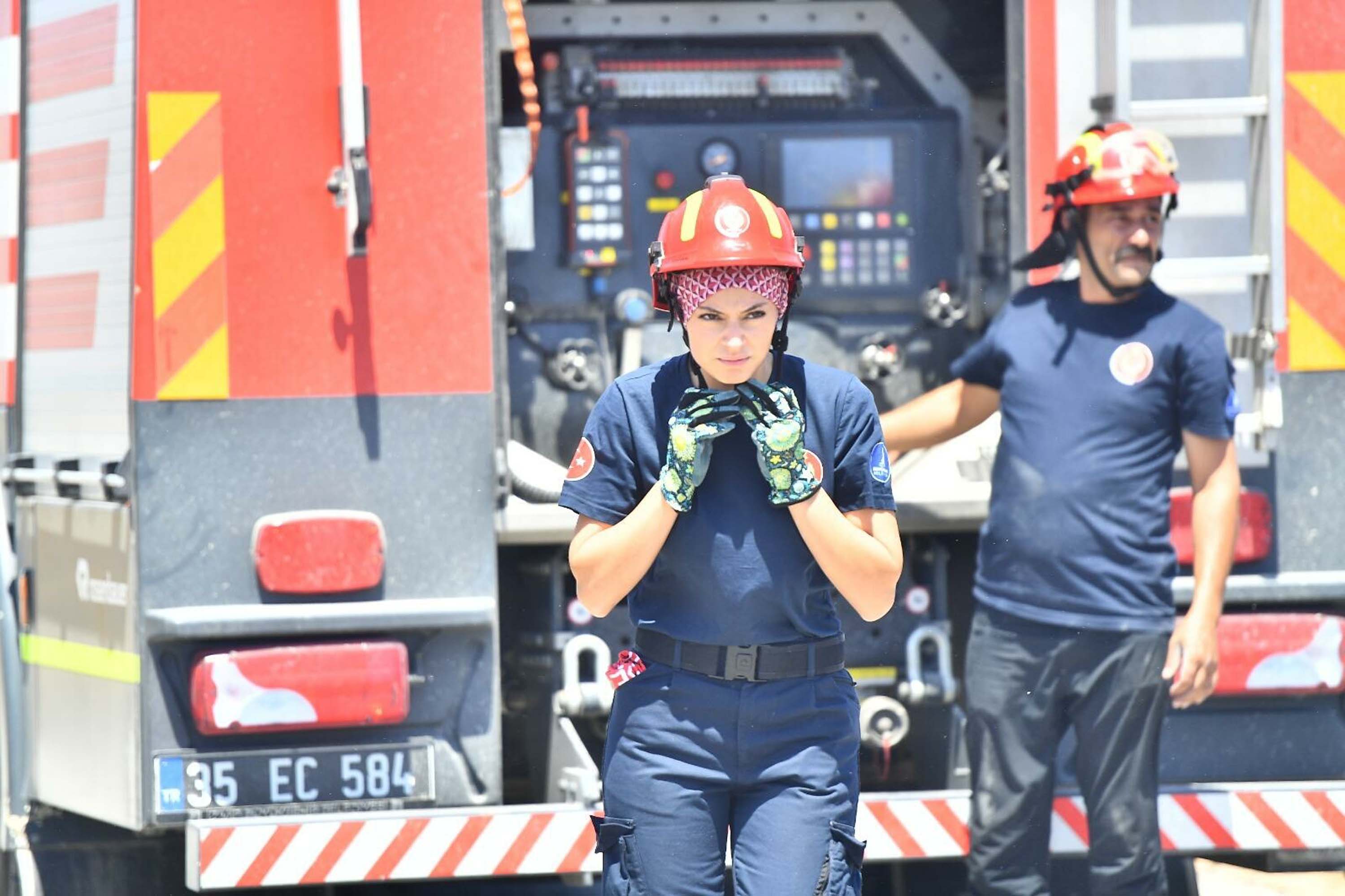Ayet Kütükbaş aracını kontrol ediyor