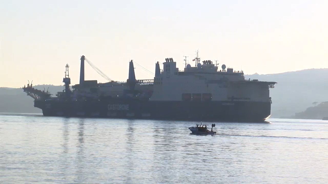 Castorone boru döşeme gemisi İstanbul Boğazı geçişi