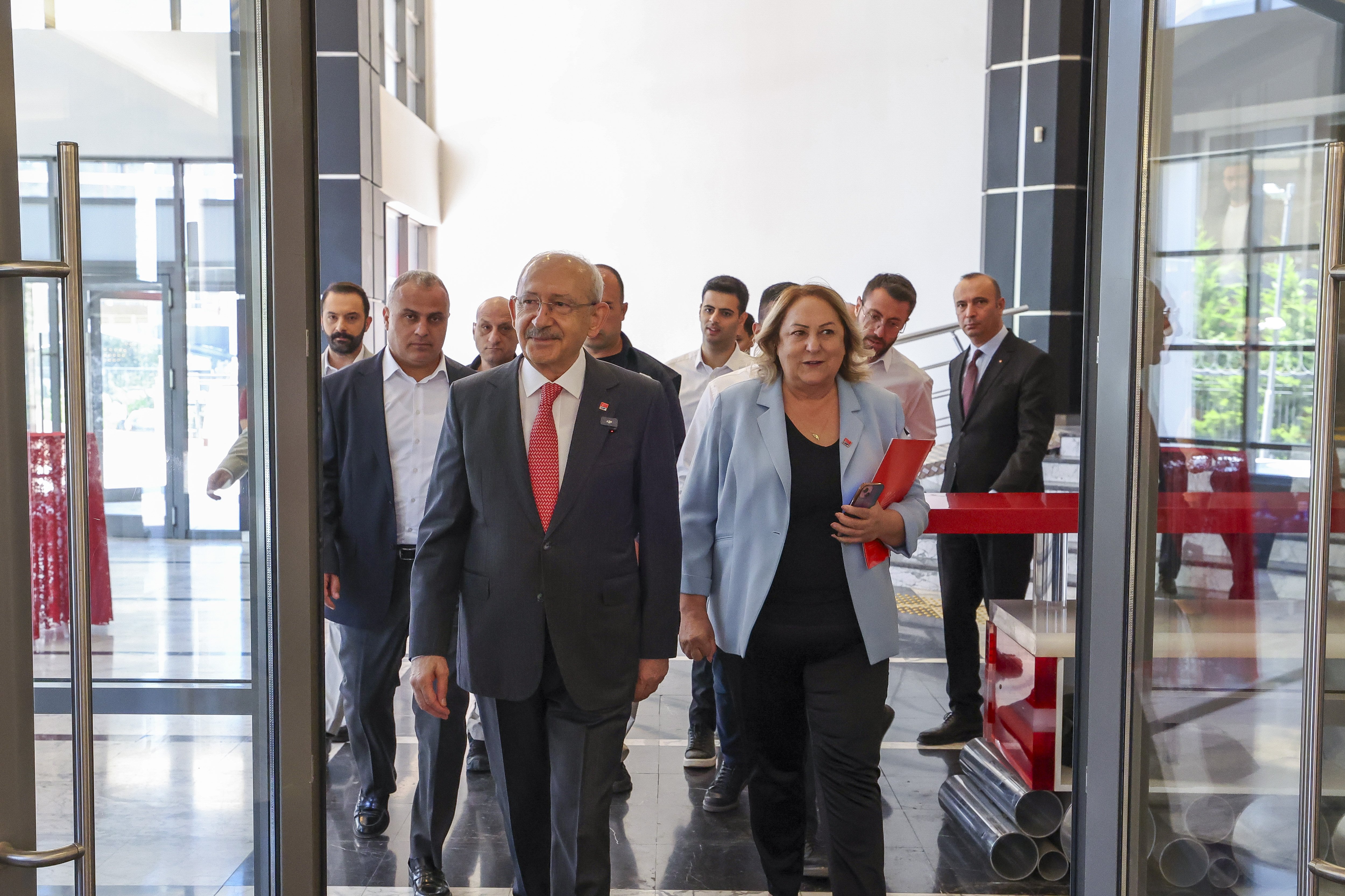 Kılıçdaroğlu, öğrencilerle yakından ilgilendi