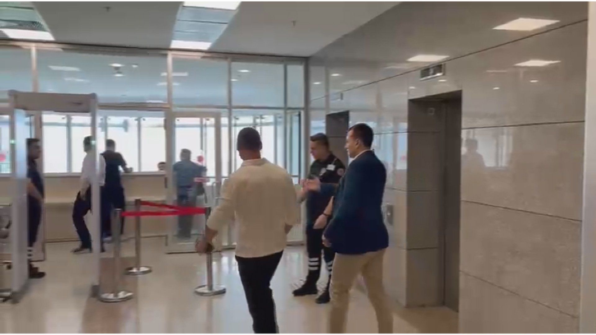 Kerem Bürsin adliye girişi