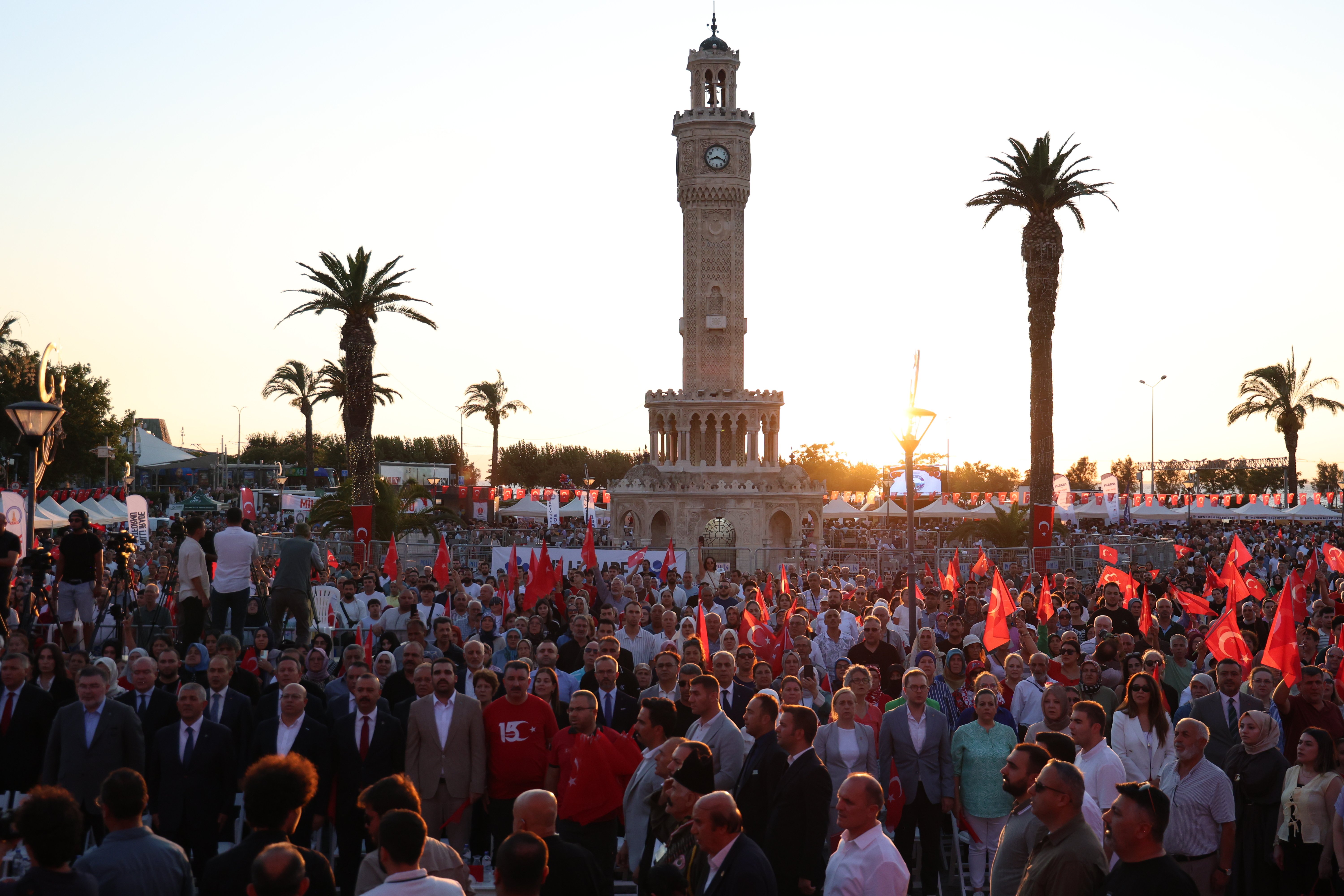 Meydandaki kalabalık