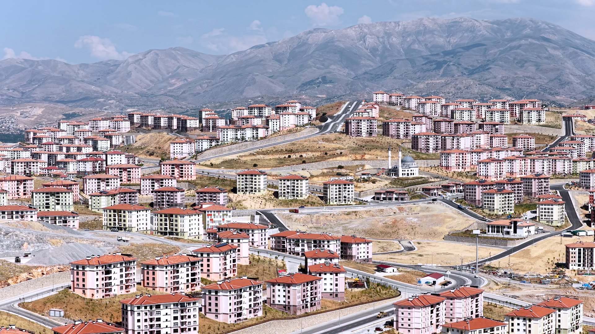 Bakan Murat Kurum sosyal konut projelerini anlatıyor.