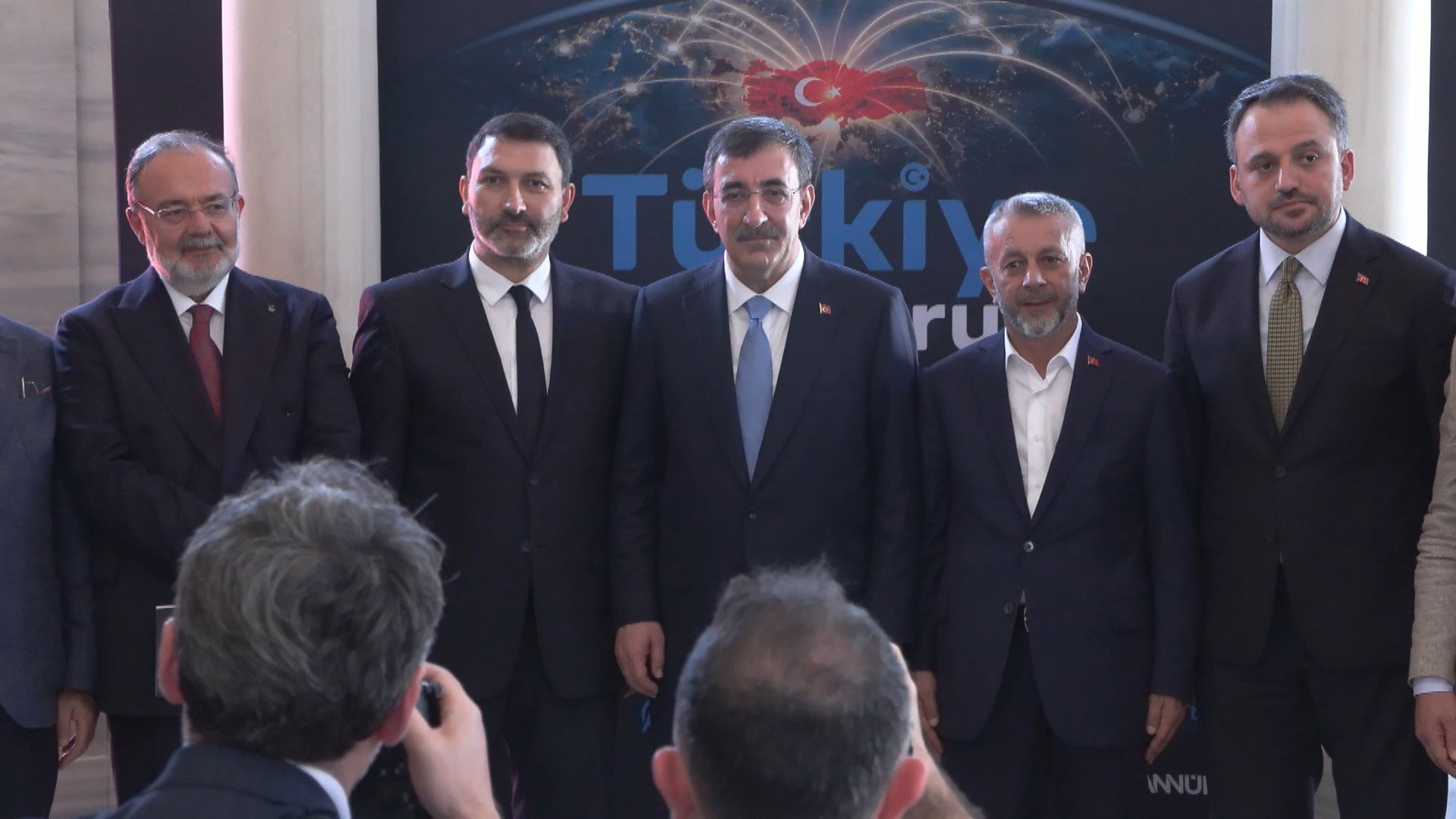 Cevdet Yılmaz konuşma yapıyor