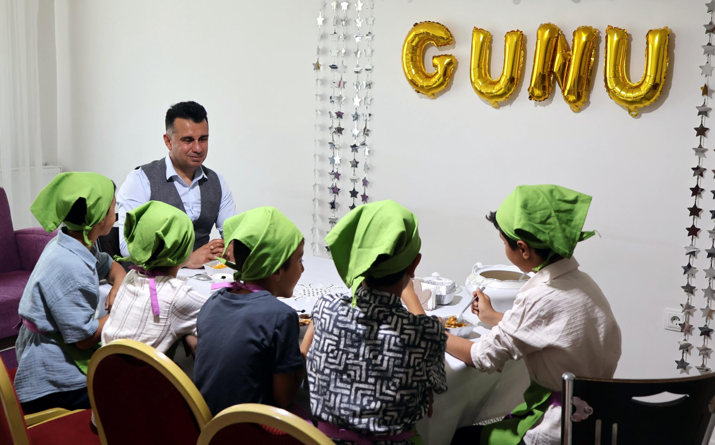 Aile ve Sosyal Hizmetler Müdürü çocuklarla aşure dağıtıyor