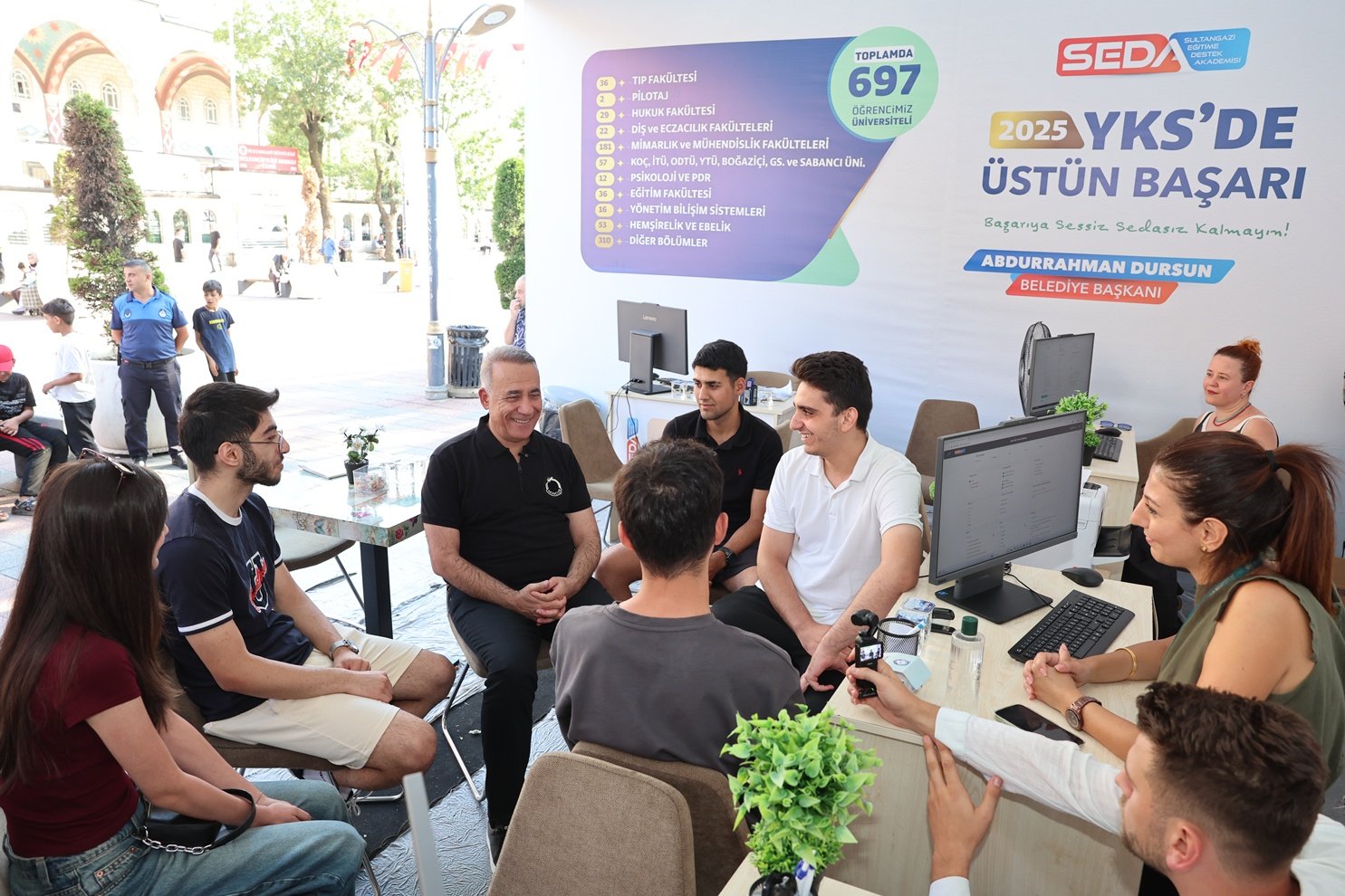 Sultangazi Belediye Başkanı Dursun, tercih çadırında öğrencilerle buluştu