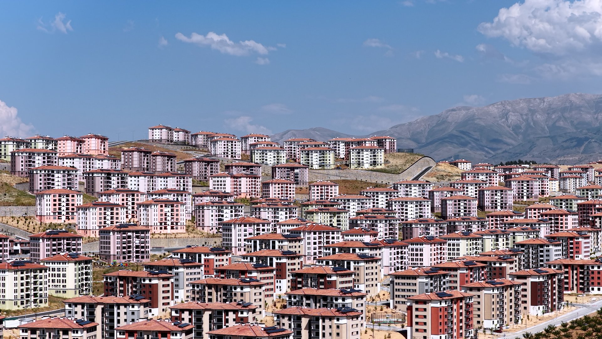 Bakan Murat Kurum sosyal konut vurgusu yapıyor.
