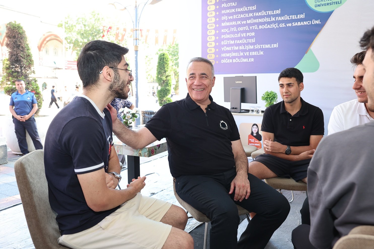 Sultangazi Belediyesi tercih çadırı öğrencilere rehberlik ediyor
