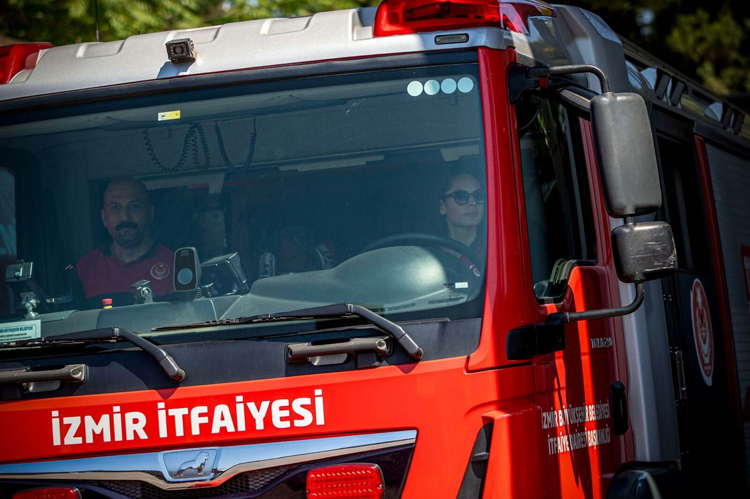 Ayet Kütükbaş çocuklarla birlikte