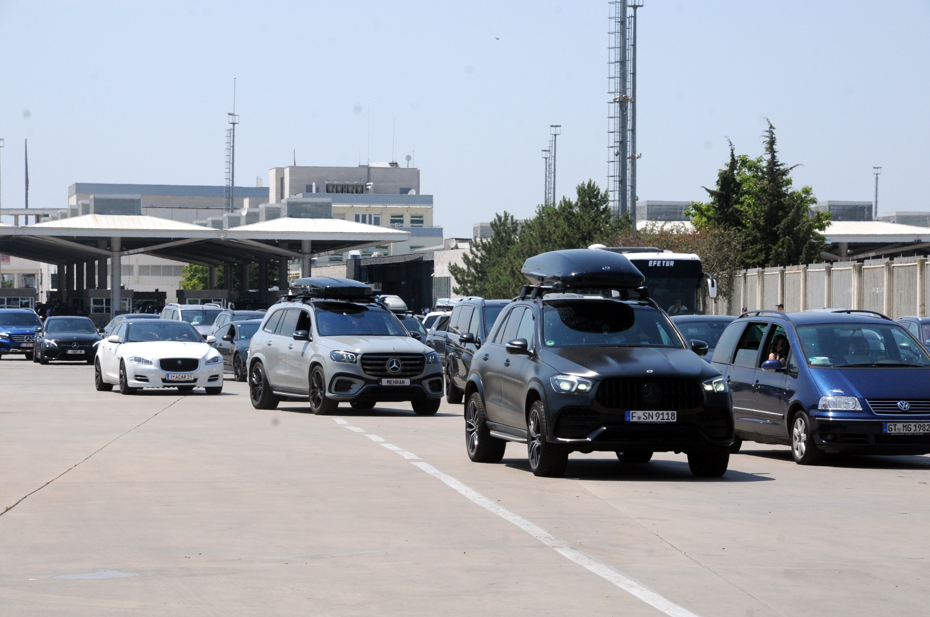 Bakan Göktaş gurbetçi vatandaşlara ikramda bulundu