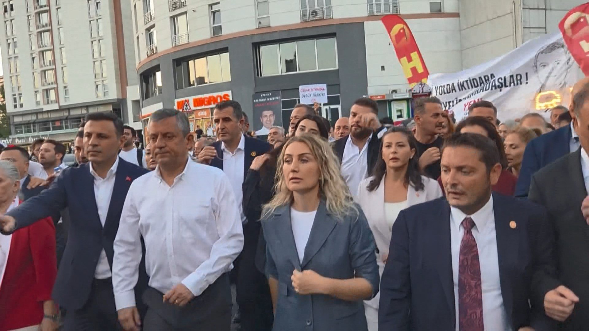 Özgür Özel Beylikdüzü yürüyüşü