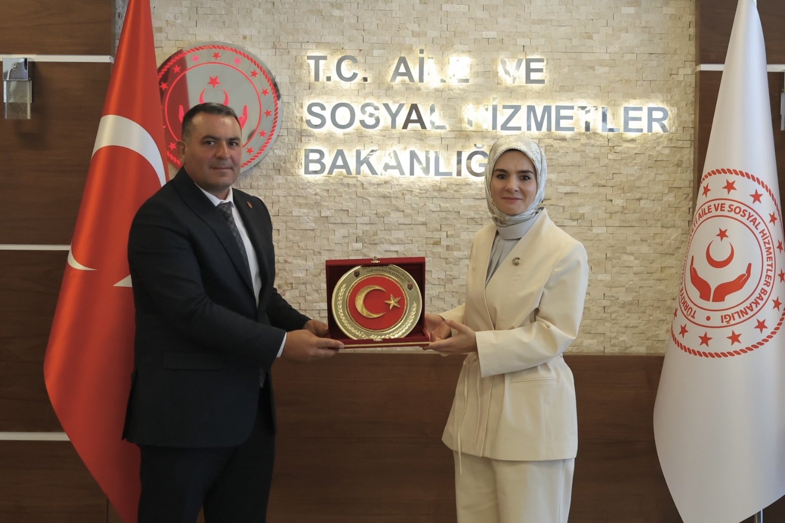 Bakan Göktaş, gazilik ünvanı verilen dernek üyeleriyle bir araya geldi