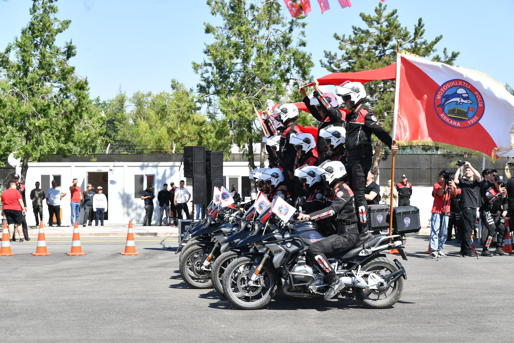 Yunus polisleri mezuniyet töreninde hatıra fotoğrafı çektiriyor