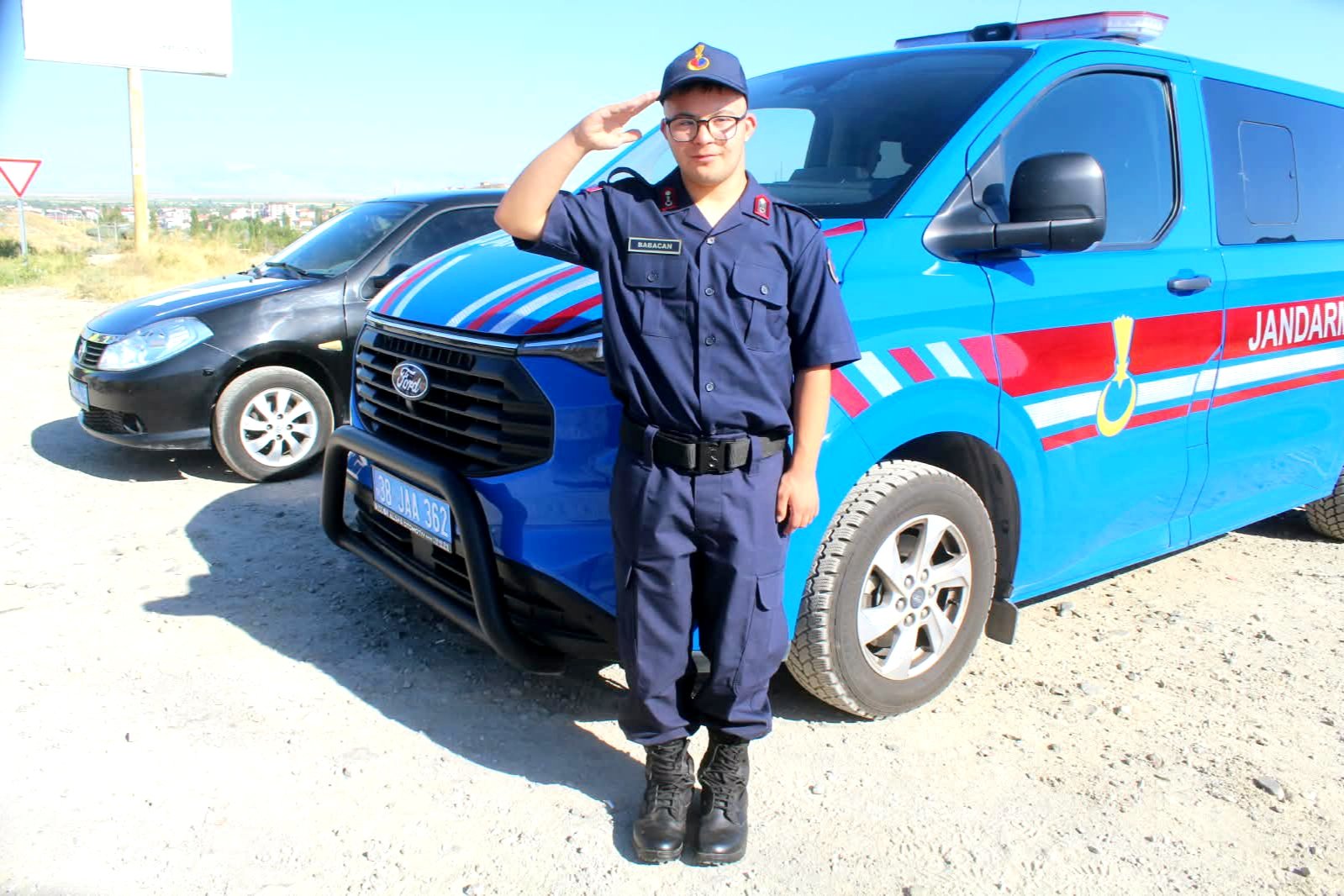 Berkant Babacan asker selamı veriyor