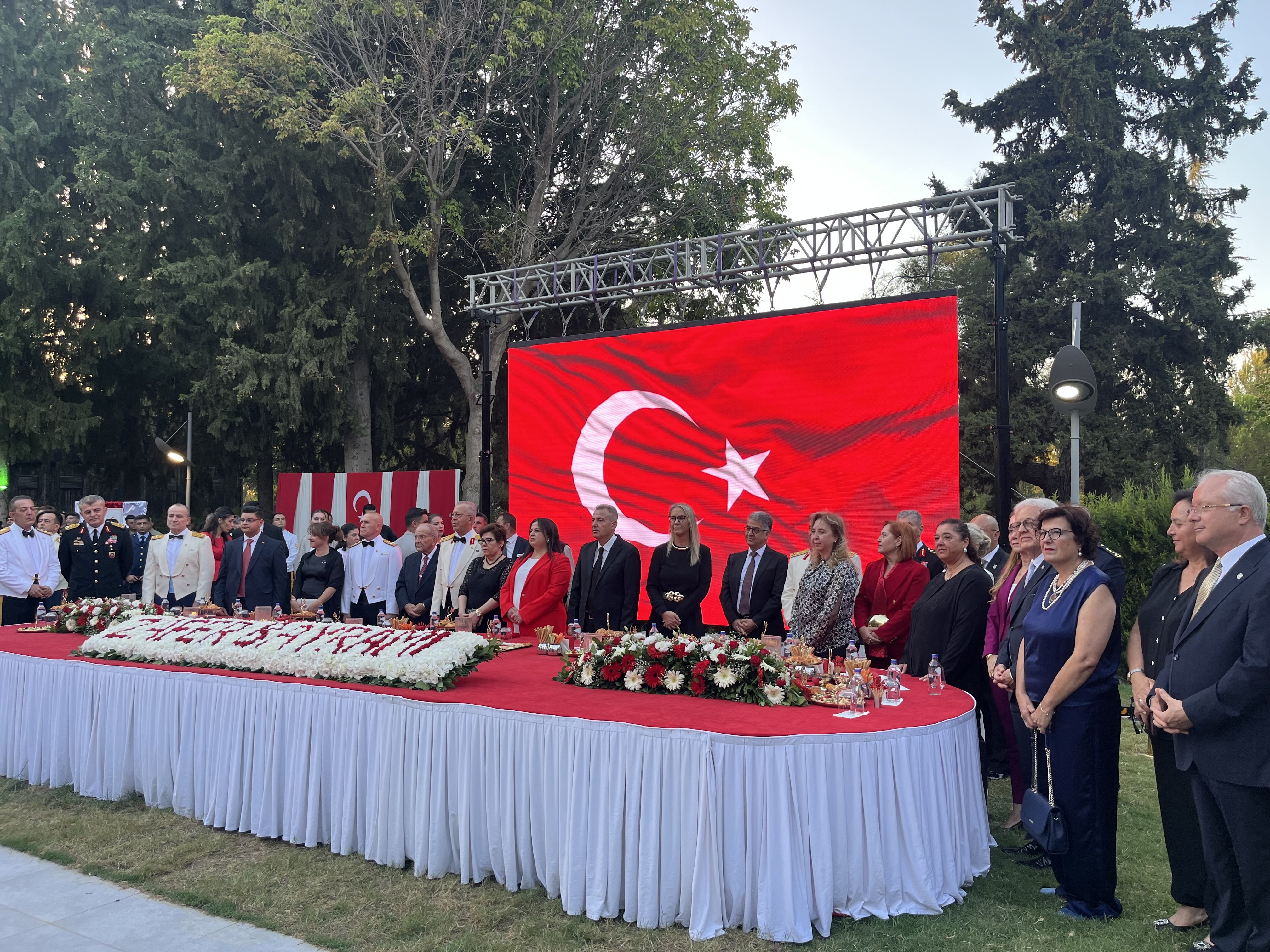 İzmir Valisi Süleyman Elban konuklarıyla ilgileniyor